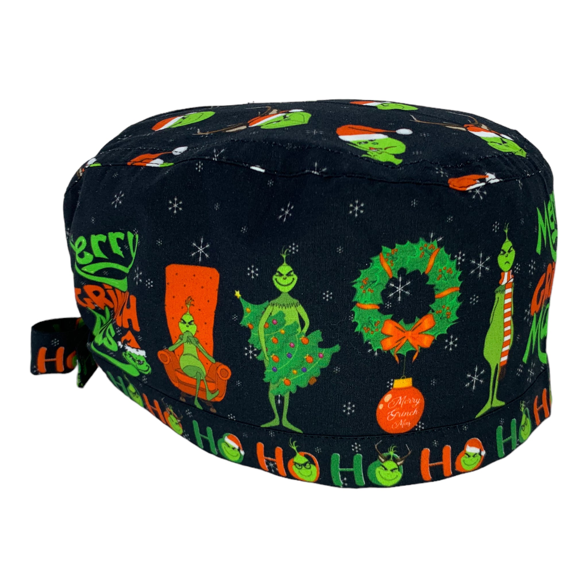 Cuffietta chirurgica con sfondo nero e diverse immagini del Grinch in diverse pose con viso arrabbiato perché è Natale