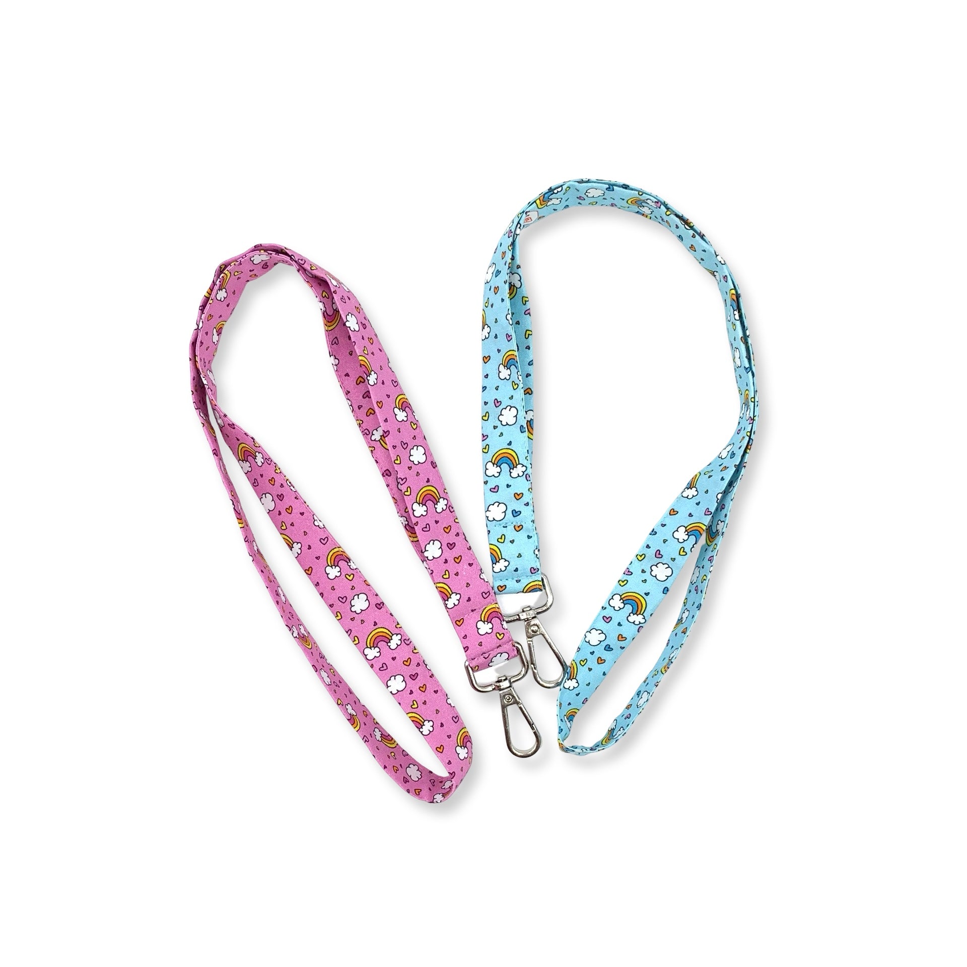 Una fascetta da collo portabadge con tanti piccoli arcobaleni; sfondo azzurro o rosa, è lunga 45 cm e corredata di moschettone in metallo separabile per il lavaggio grazie al bottone automatico
