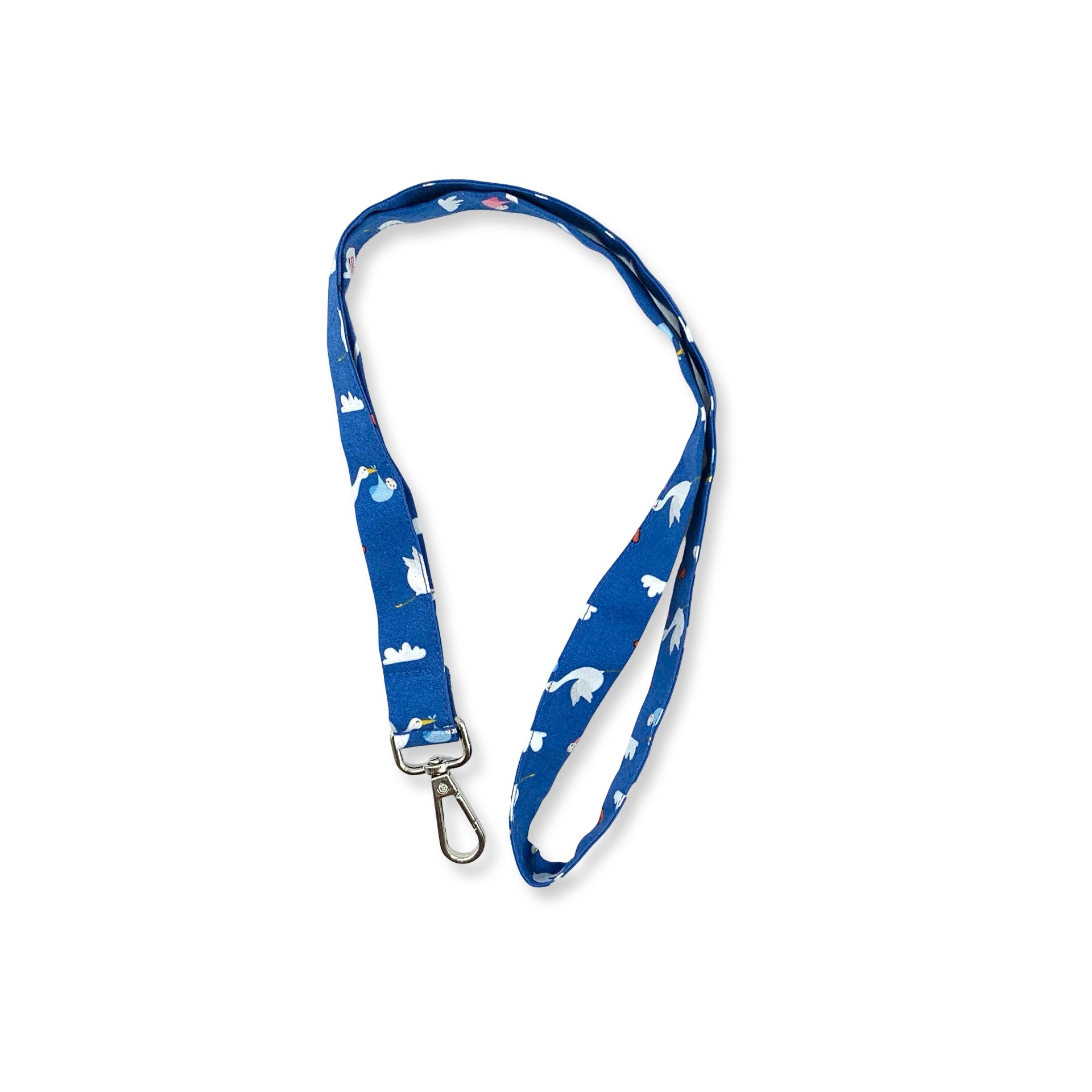 Una fascetta da collo portabadge con tante cicogne che portano un dono prezioso; sfondo blu, è lunga 45 cm e corredata di moschettone in metallo separabile per il lavaggio grazie al bottone automatico