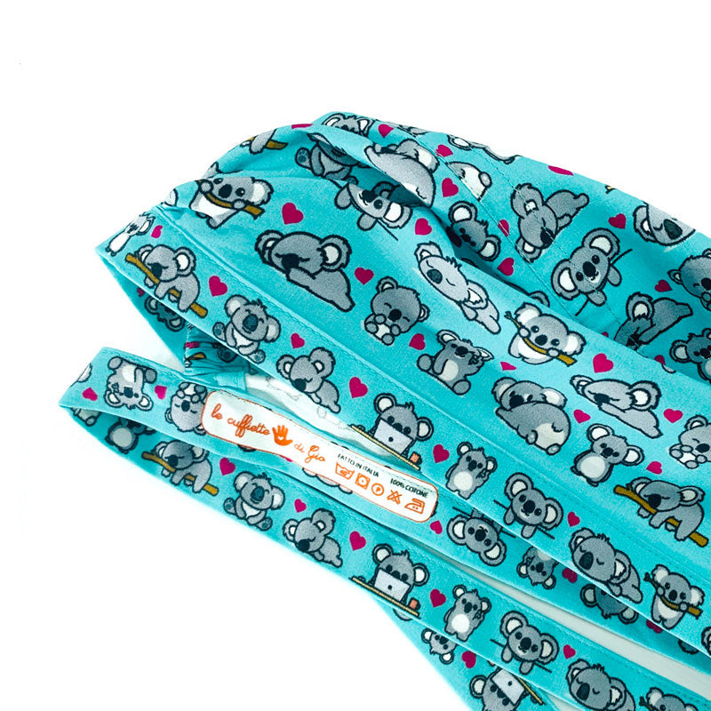 Un bestseller assoluto! Mille tenerissimi koala grigi e cuoricini magenta si sposano alla perfezione con l'azzurrro di sfondo che abbiamo scelto per illuminare il tuo outfit lavorativo