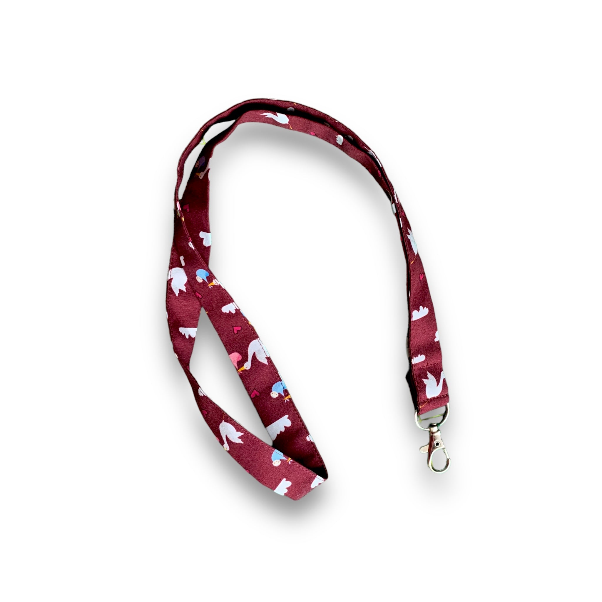 Una fascetta da collo portabadge con tante delicate apine svolazzanti su sfondo azzurro o giallo, lunga 45 cm e corredata di moschettone in metallo separabile per il lavaggio grazie al bottone automatico