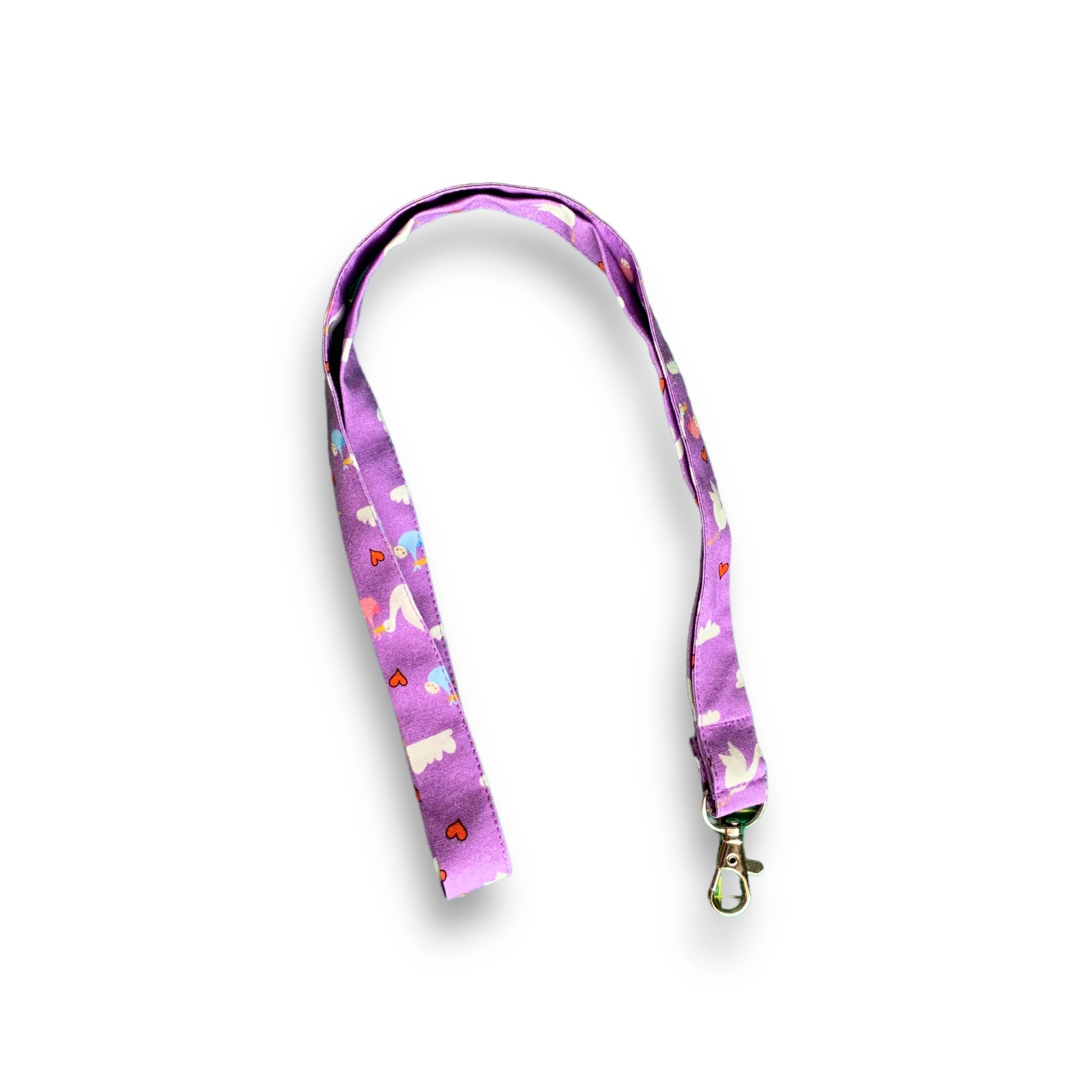 Una fascetta da collo portabadge con tante delicate apine svolazzanti su sfondo azzurro o giallo, lunga 45 cm e corredata di moschettone in metallo separabile per il lavaggio grazie al bottone automatico