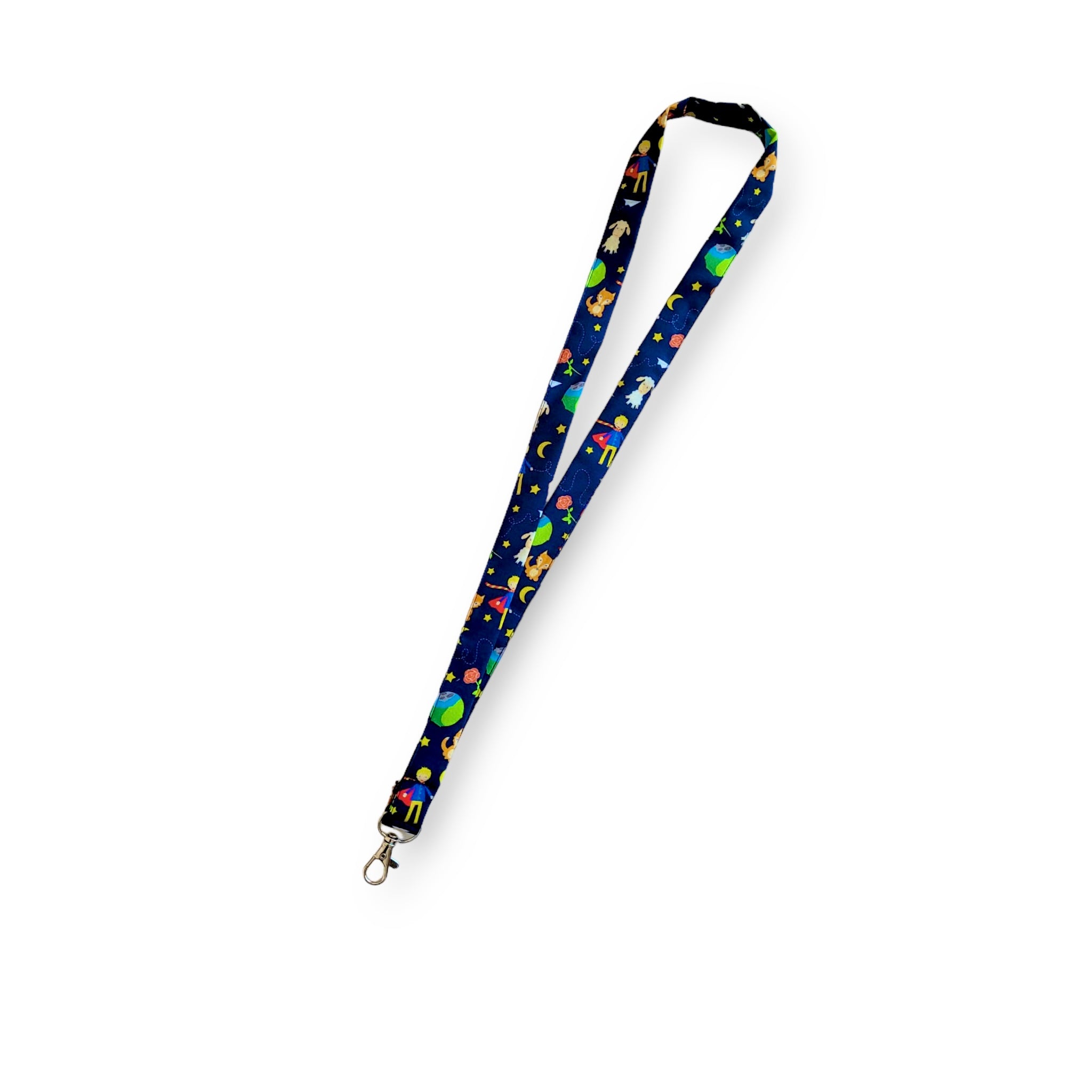 Laccetto portabadge in cotone, sfondo blu con disegni che ricordano i personaggi e le vicende del racconto di Antoine de Saint-Exupéry