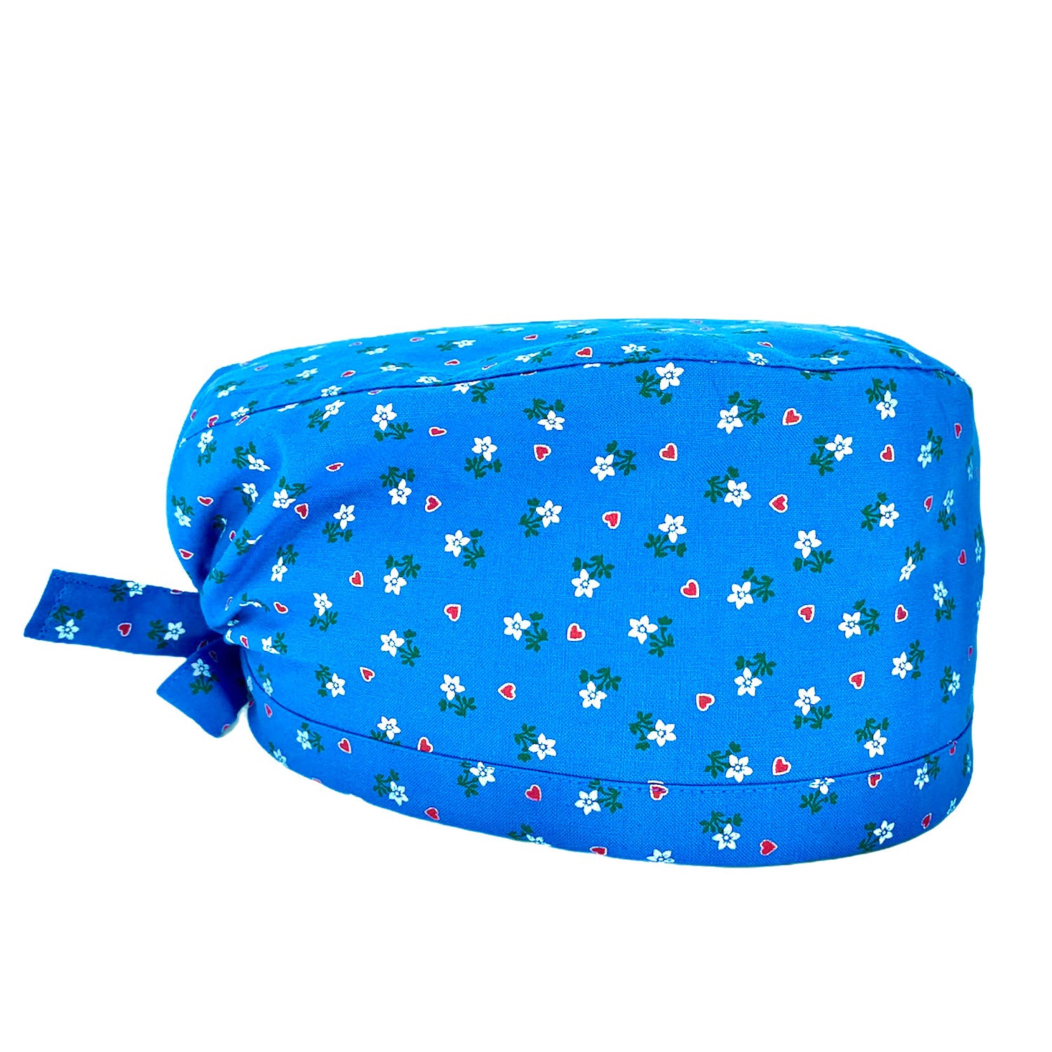 Cuffietta chirurgica in tela di cotone originale tirolese, base tinta unita azzurro intenso con motivo di piccole stelle alpine, fiorellini bianchi e cuoricini rossi