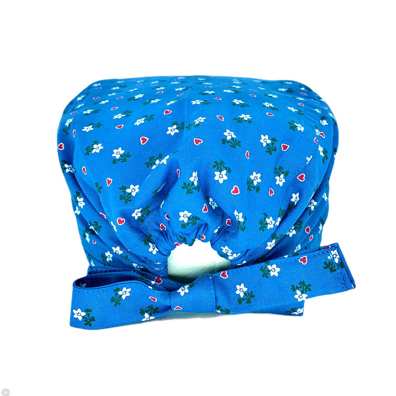 Cuffietta chirurgica in tela di cotone originale tirolese, base tinta unita azzurro intenso con motivo di piccole stelle alpine, fiorellini bianchi e cuoricini rossi