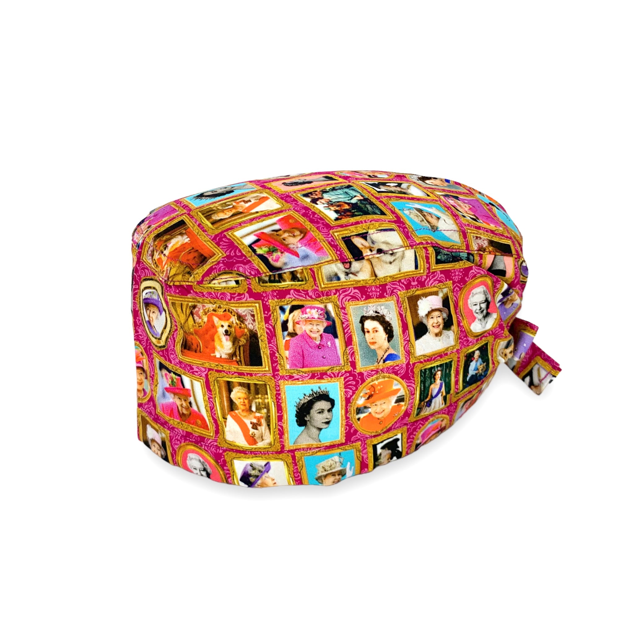 La cuffietta chirurgica che omaggia la Regina Elisabetta II   una personalità incredibile, e molto discussa, che ha segnato la storia del XX secolo e l'inizio di questo. Il pattern presenta una serie di foto che ritraggono la Regina sia giovane che anziana, con i suoi tailleur iconici, super colorati e accompagnati dai meravigliosi cappelli, oppure foto istituzionali, o dei suoi amati cani Corgi