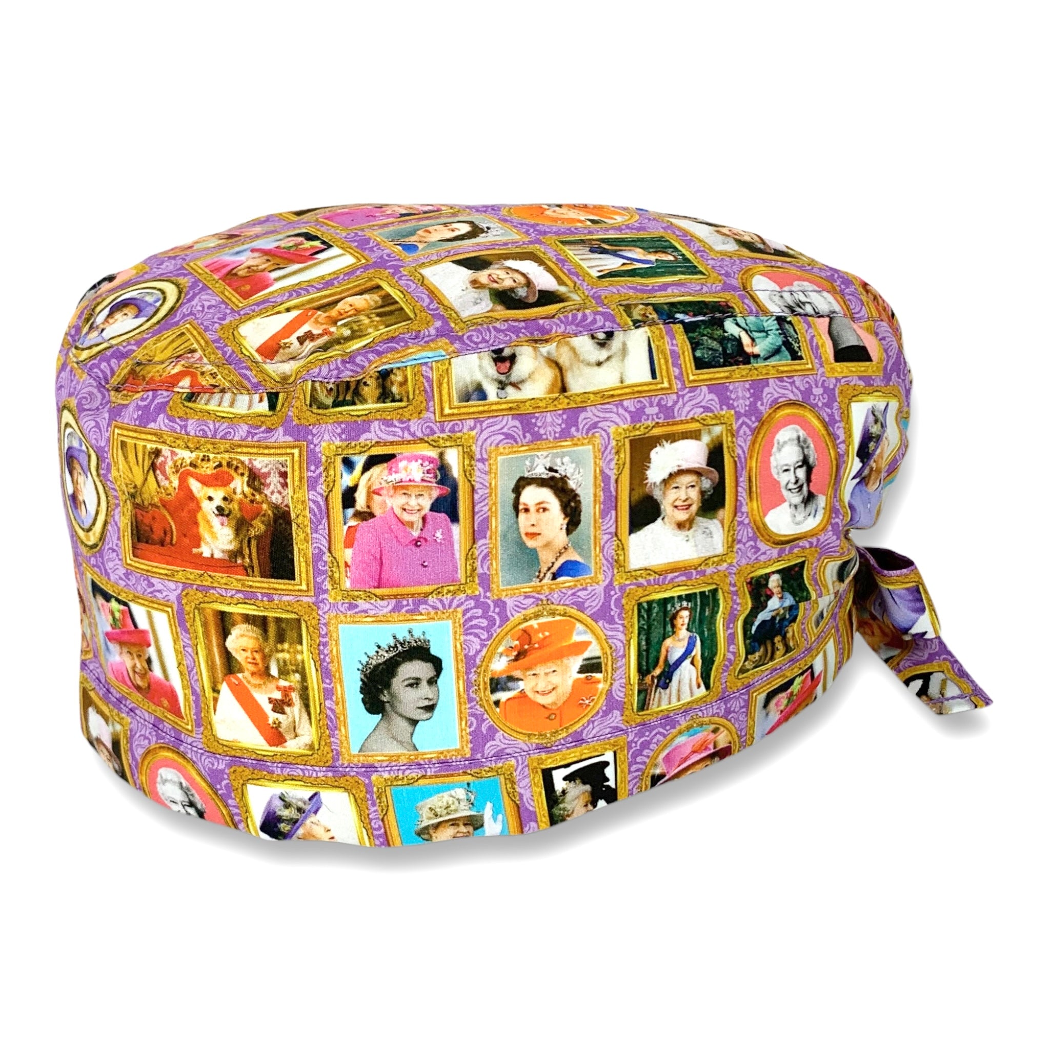 La cuffietta chirurgica che omaggia la Regina Elisabetta II una personalità incredibile, e molto discussa, che ha segnato la storia del XX secolo e l'inizio di questo. Il pattern presenta una serie di foto che ritraggono la Regina sia giovane che anziana, con i suoi tailleur iconici, super colorati e accompagnati dai meravigliosi cappelli, oppure foto istituzionali, o dei suoi amati cani Corgi