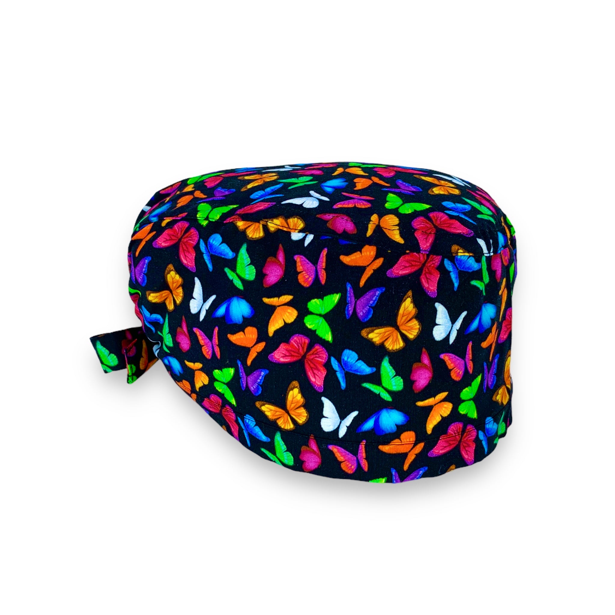 Cuffietta chirurgica con farfalle colorate su sfondo nero.