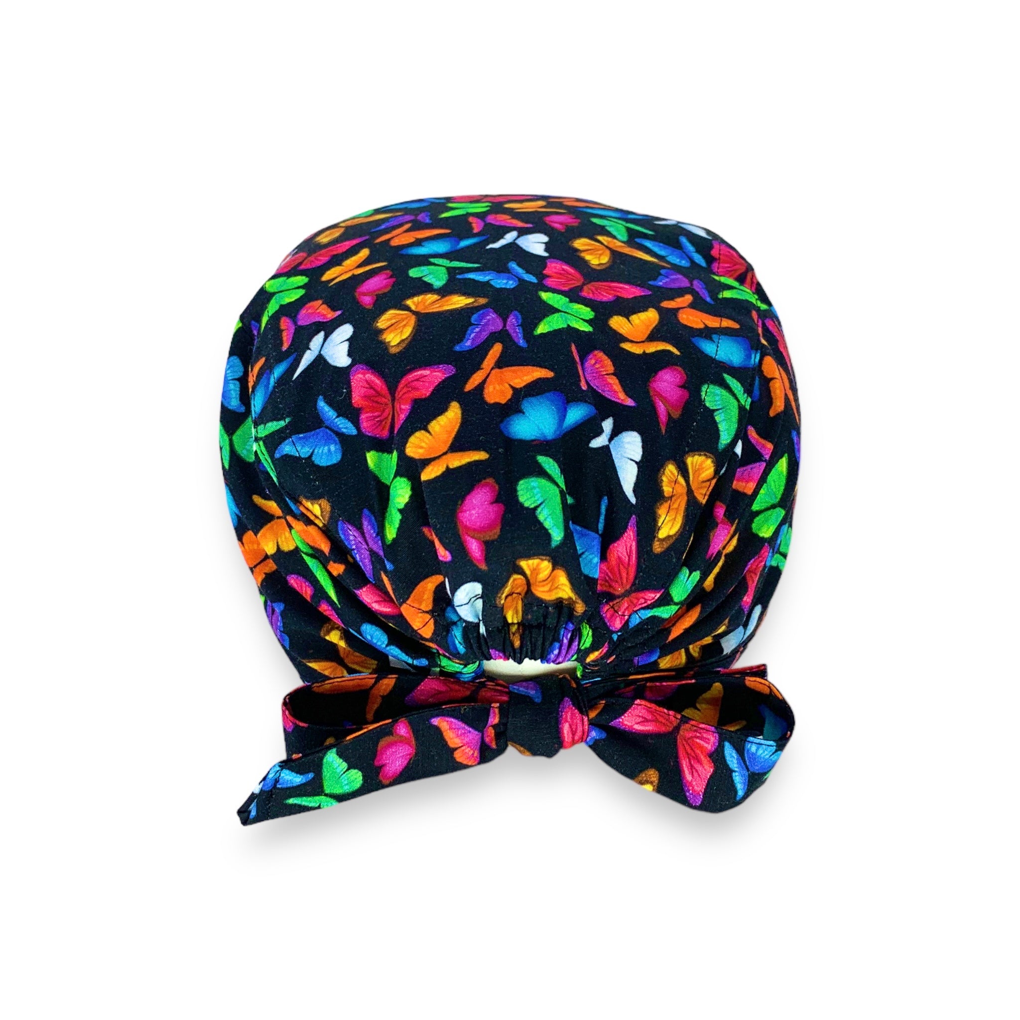 Cuffietta chirurgica con farfalle colorate su sfondo nero.