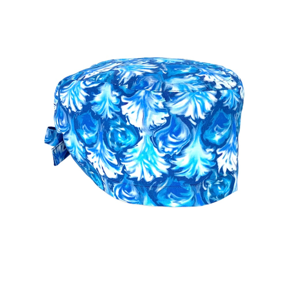 Una cuffietta ispirata a quella indossata da Margaret Pierce in Grey’s Anatomy, disegni astratti come marmorizzati su deverse tonalità di azzurro intenso