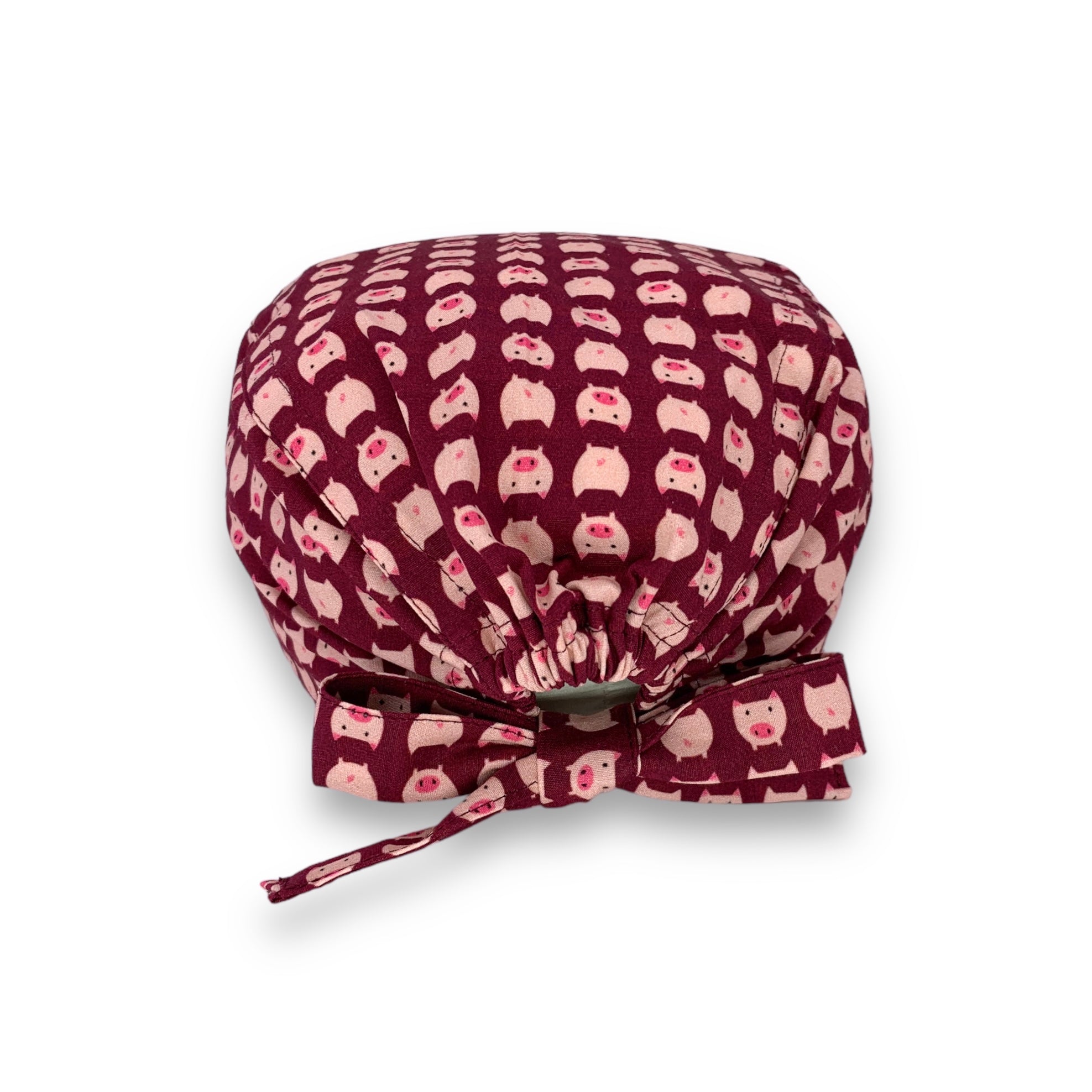 Tanti piccoli maialini rosa su sfondo bordeaux