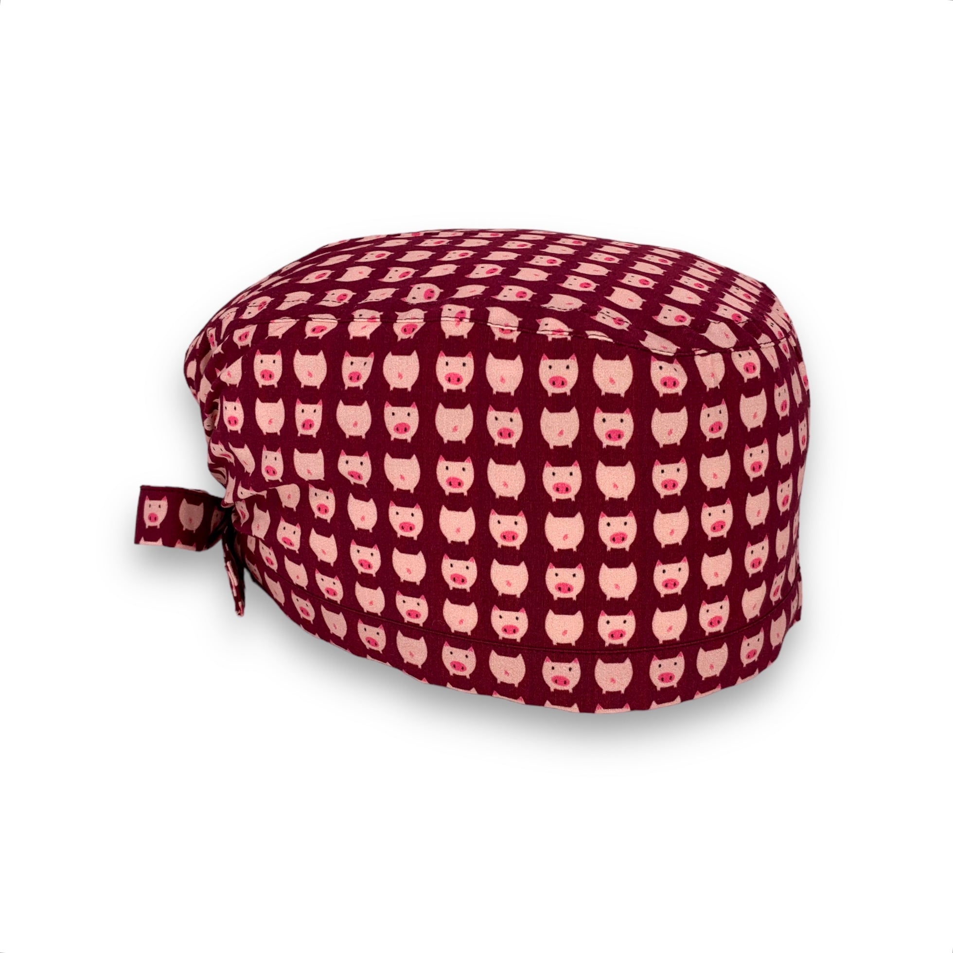 Tanti piccoli maialini rosa su sfondo bordeaux