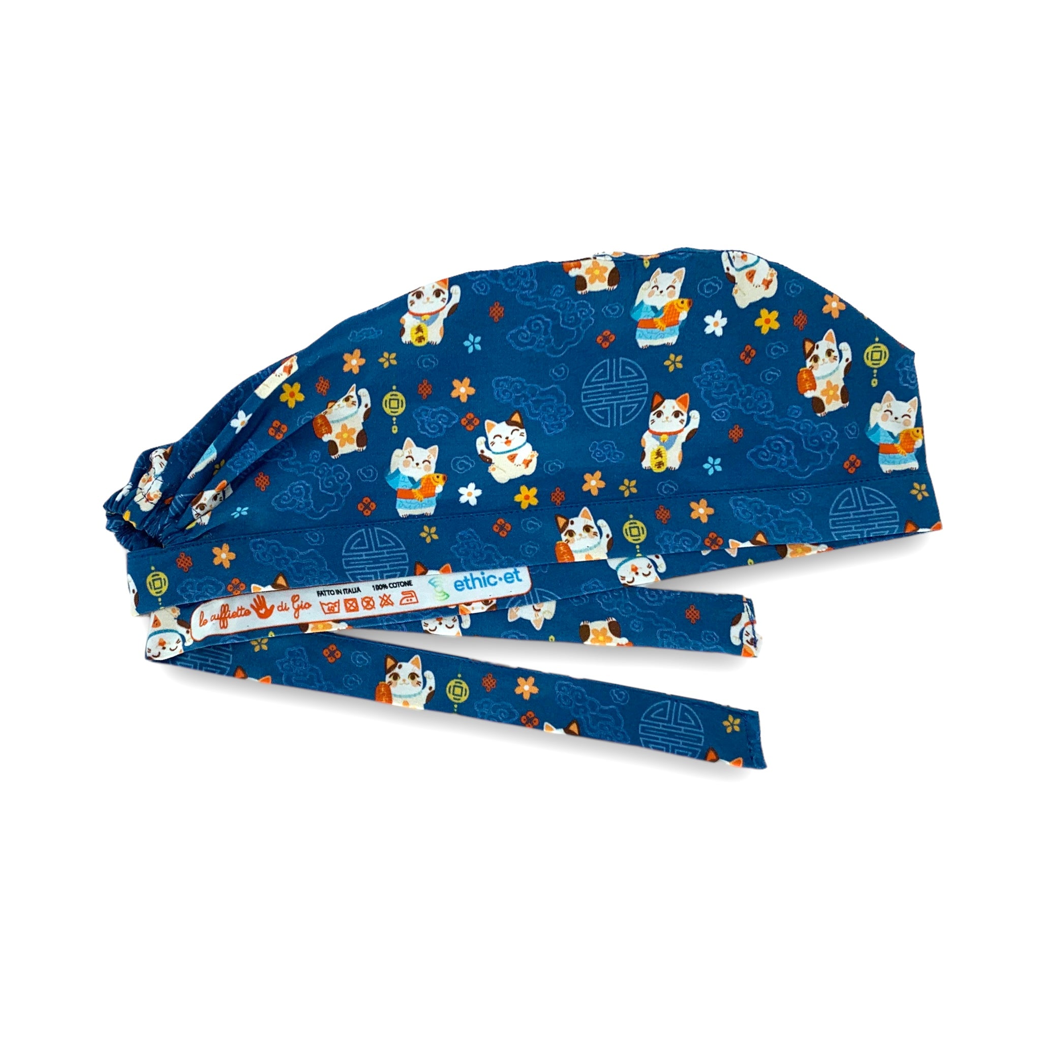 Il gatto portafortuna della tradizione orientale, con disegni in tema su sfondo blu