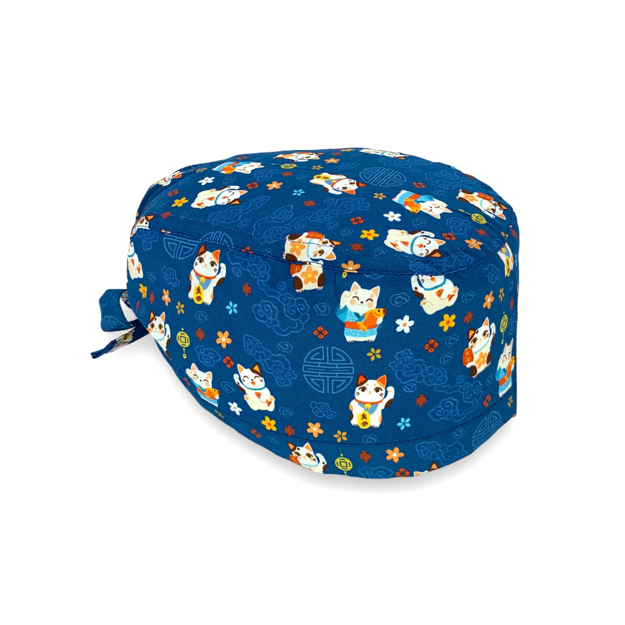 Il gatto portafortuna della tradizione orientale, con disegni in tema su sfondo blu