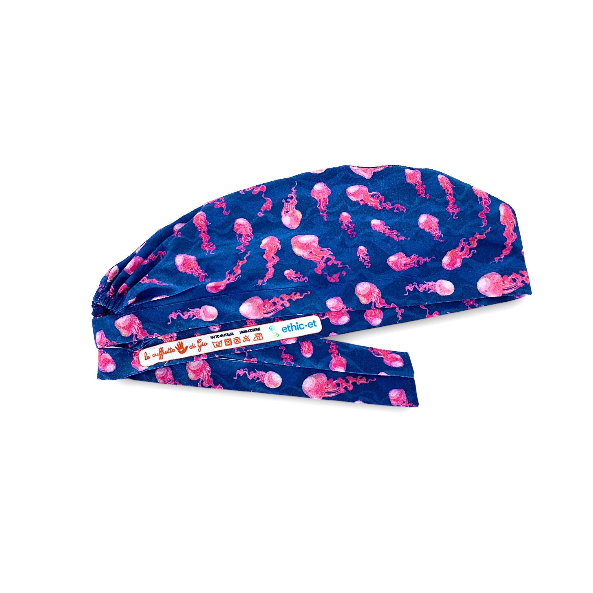 Un magnifico contrasto di colori mette in evidenza le trasparenze di queste creature affascinanti, le meduse