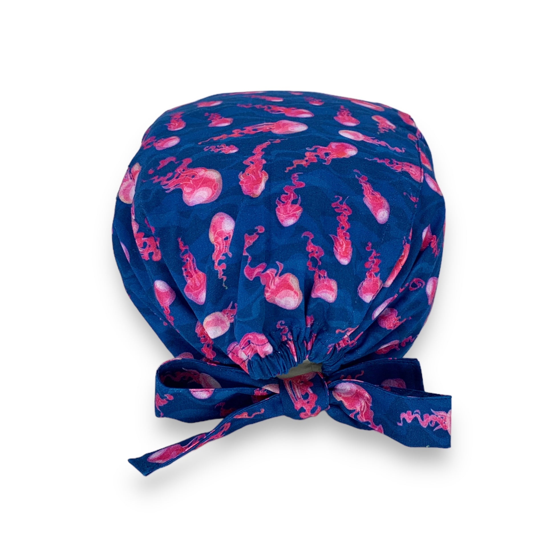 Un magnifico contrasto di colori mette in evidenza le trasparenze di queste creature affascinanti, le meduse