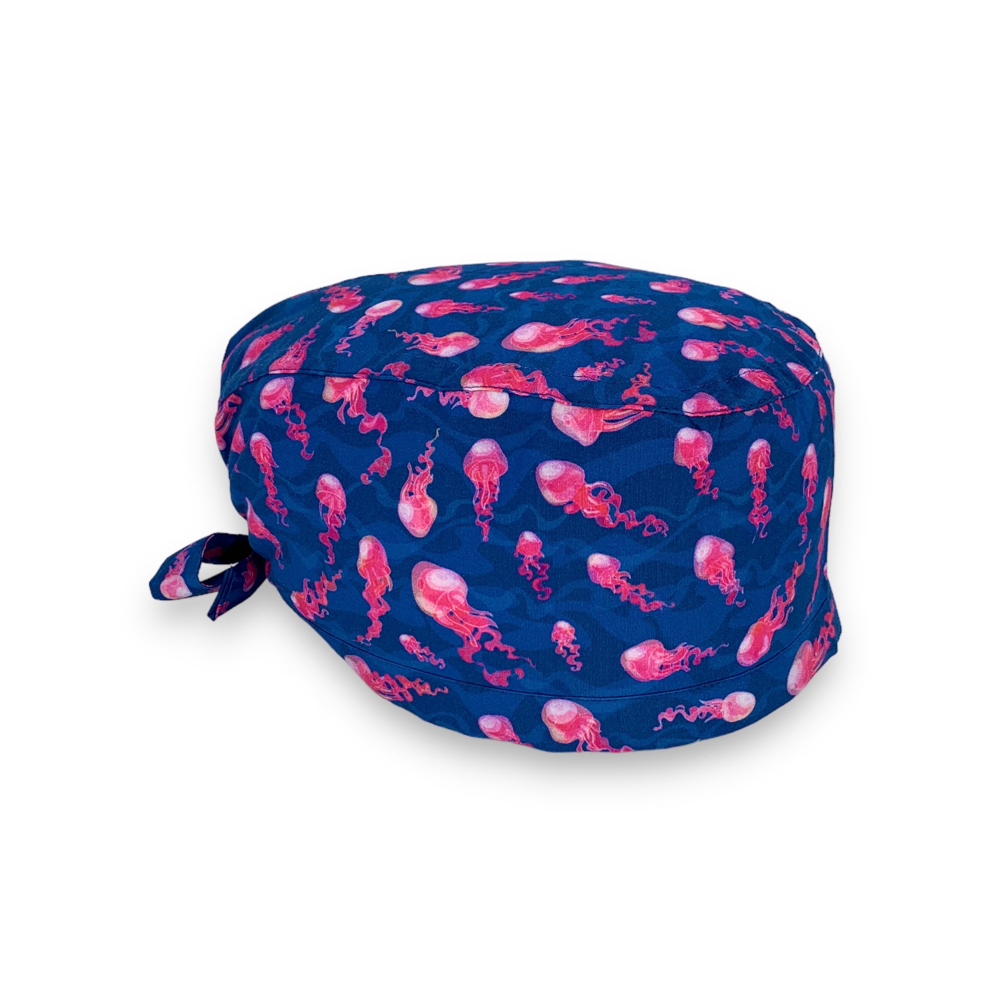 Un magnifico contrasto di colori mette in evidenza le trasparenze di queste creature affascinanti, le meduse