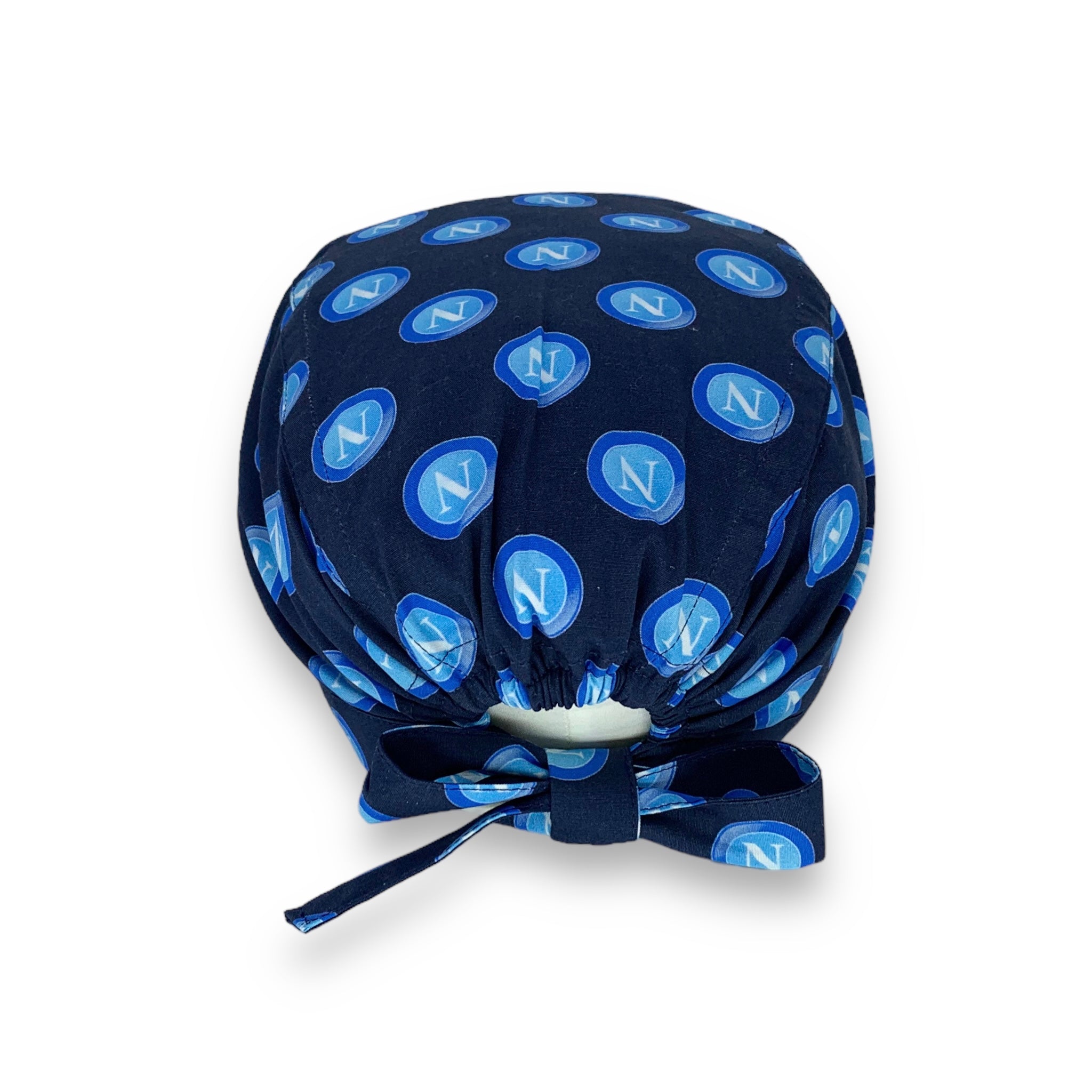 Cuffietta chirurgica blu con stemma della squadra di calcio del Napoli ripetuta in schema geometrico