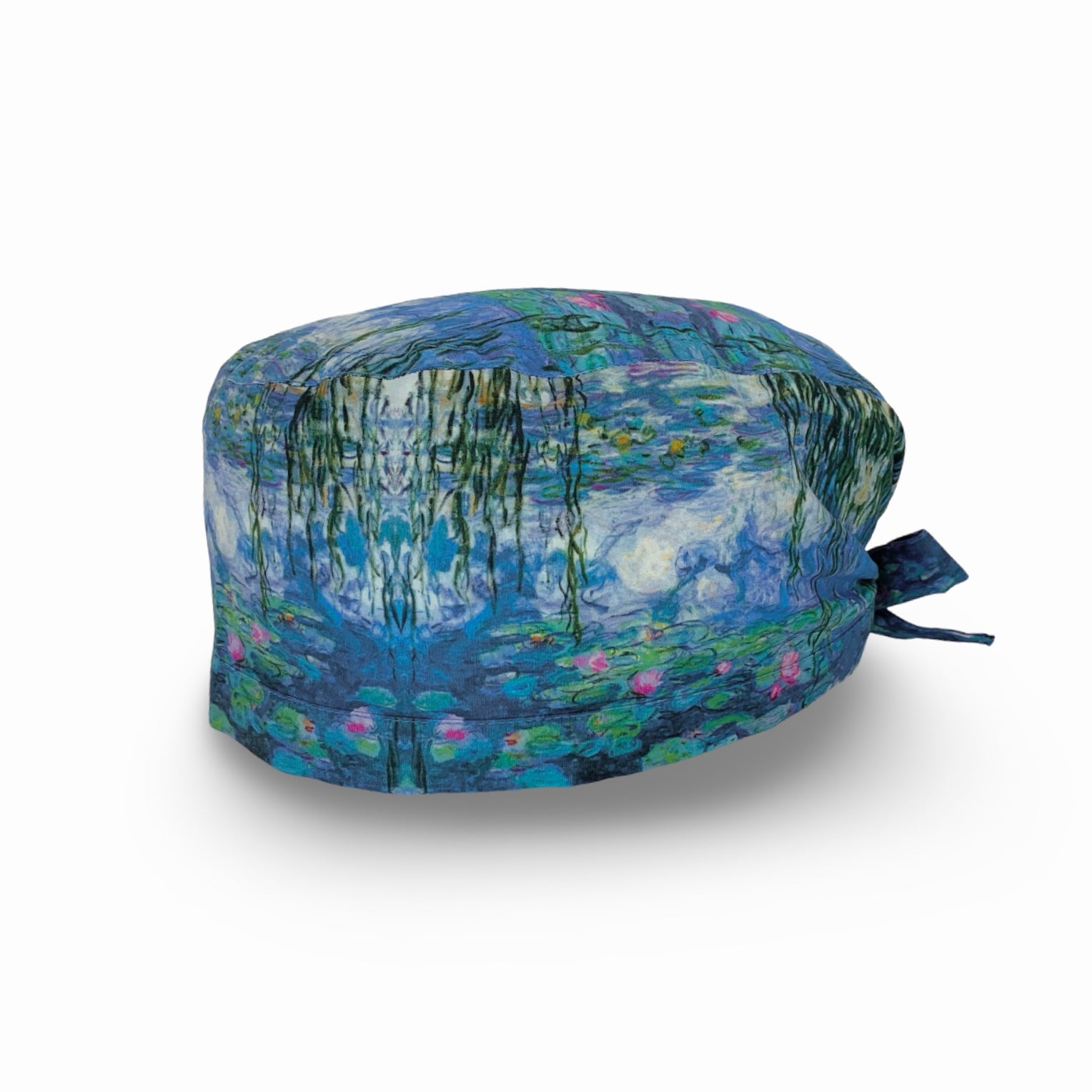 Una cuffietta chirurgica con un collage di riproduzioni del celeberrimo dipinto di Monet che crea un paesaggio sognante, fatto di mille sfumature di rosa, lilla, azzurri e verdi.