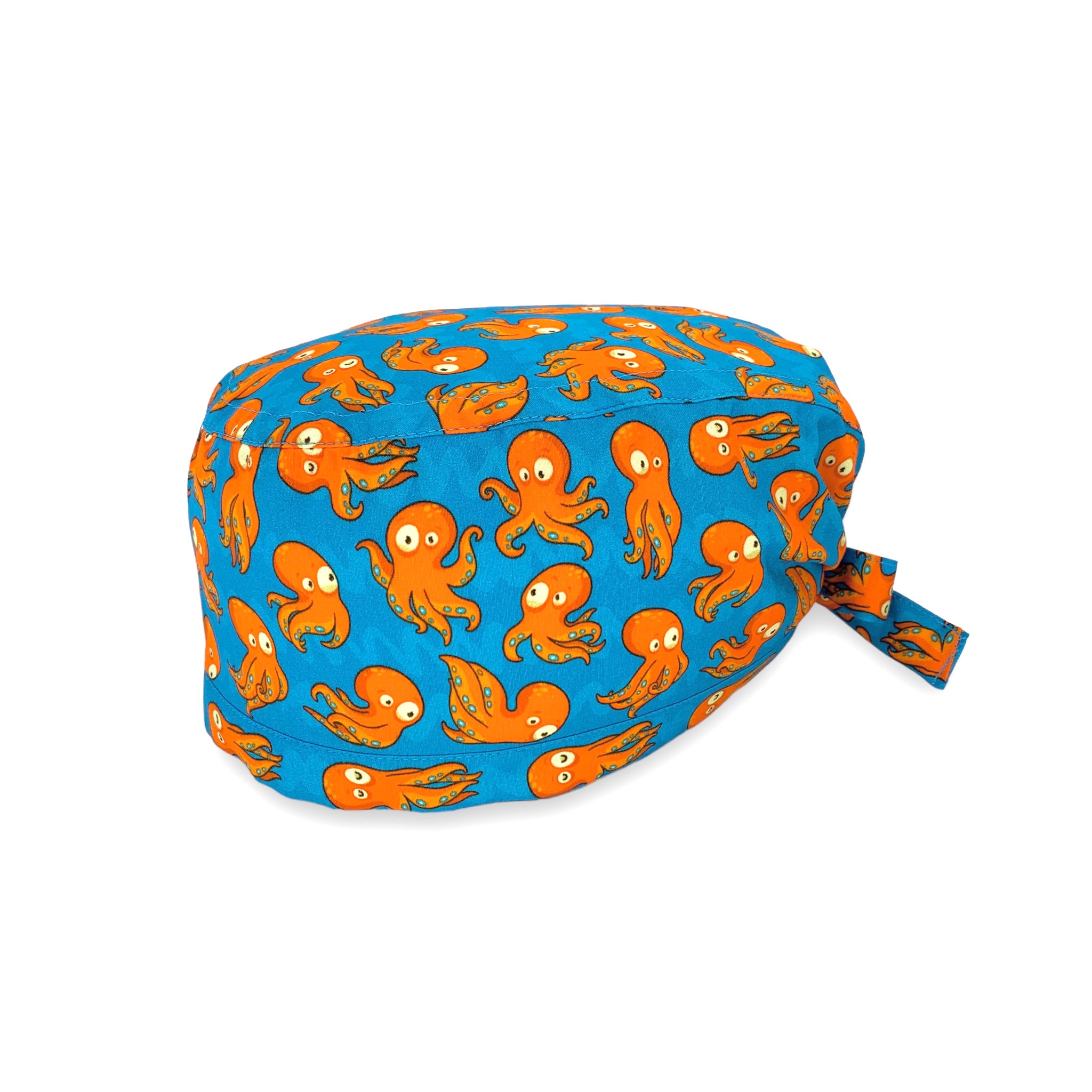 Simpatici polipi arancioni con facce buffe su sfondo azzurro intenso