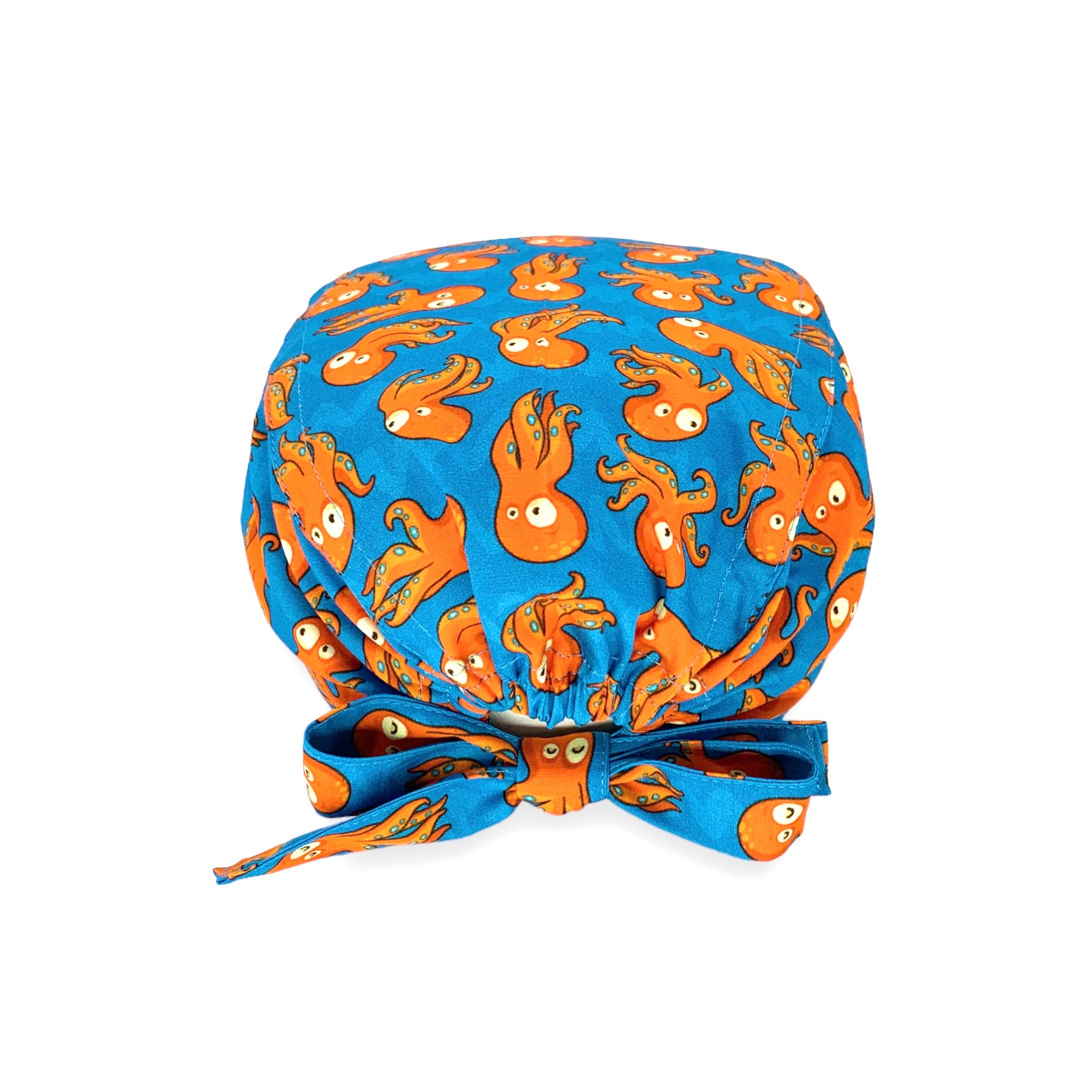 Simpatici polipi arancioni con facce buffe su sfondo azzurro intenso