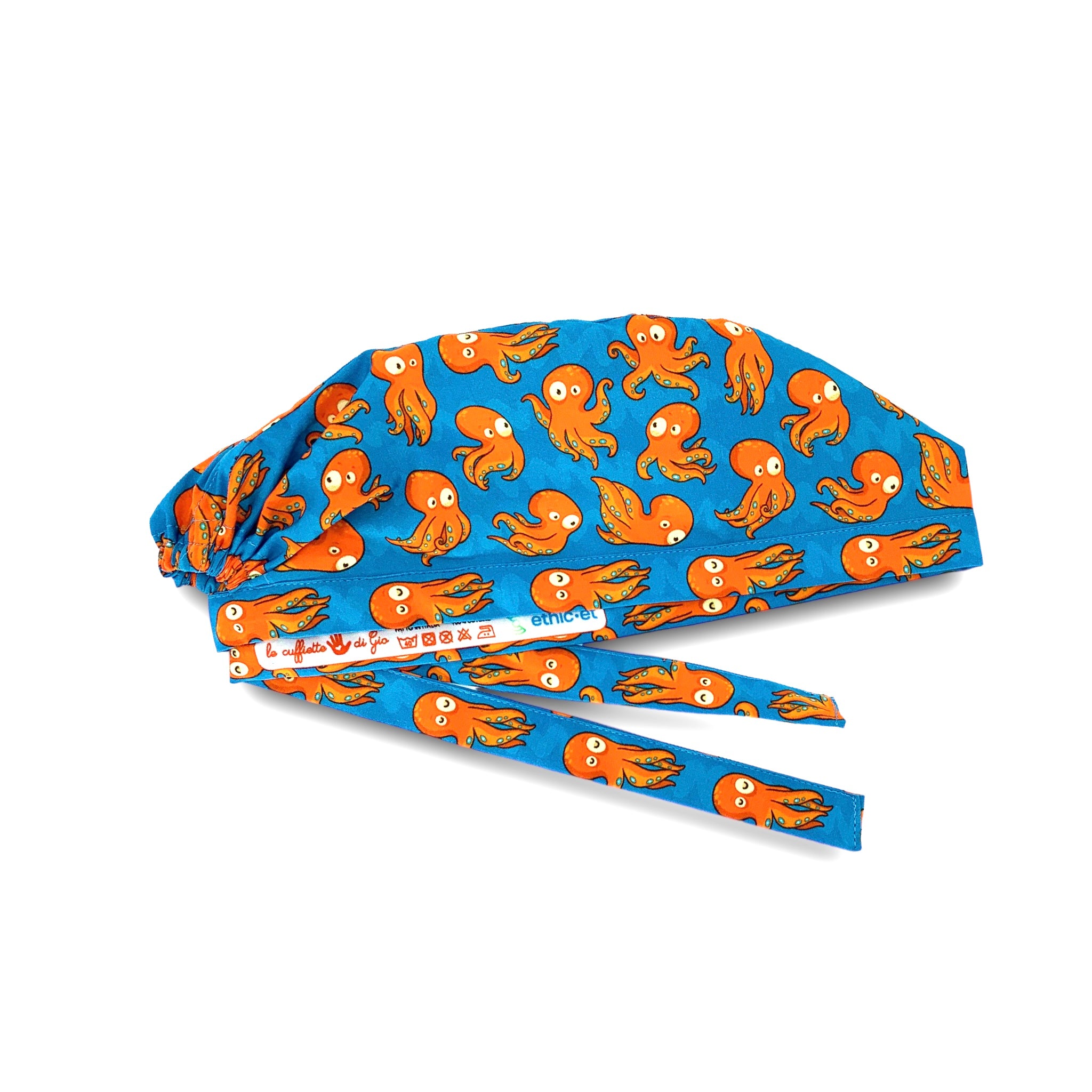 Simpatici polipi arancioni con facce buffe su sfondo azzurro intenso