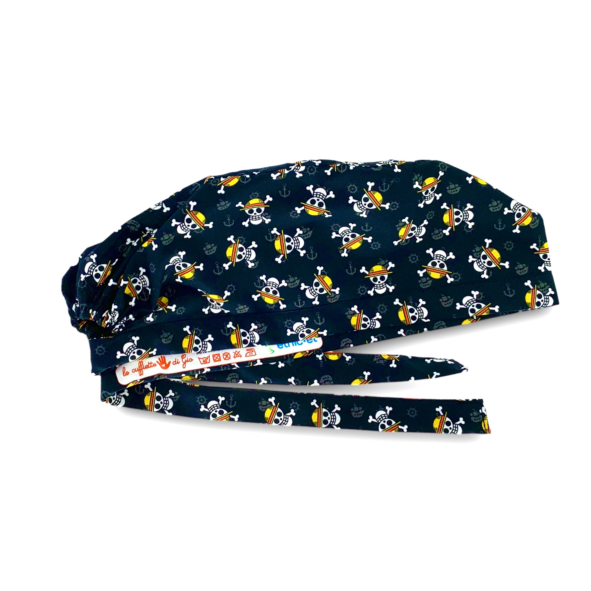 Cuffietta chirurgica con il classico teschio della bandiera dei pirati, ispirato al famoso cartoon giapponese.