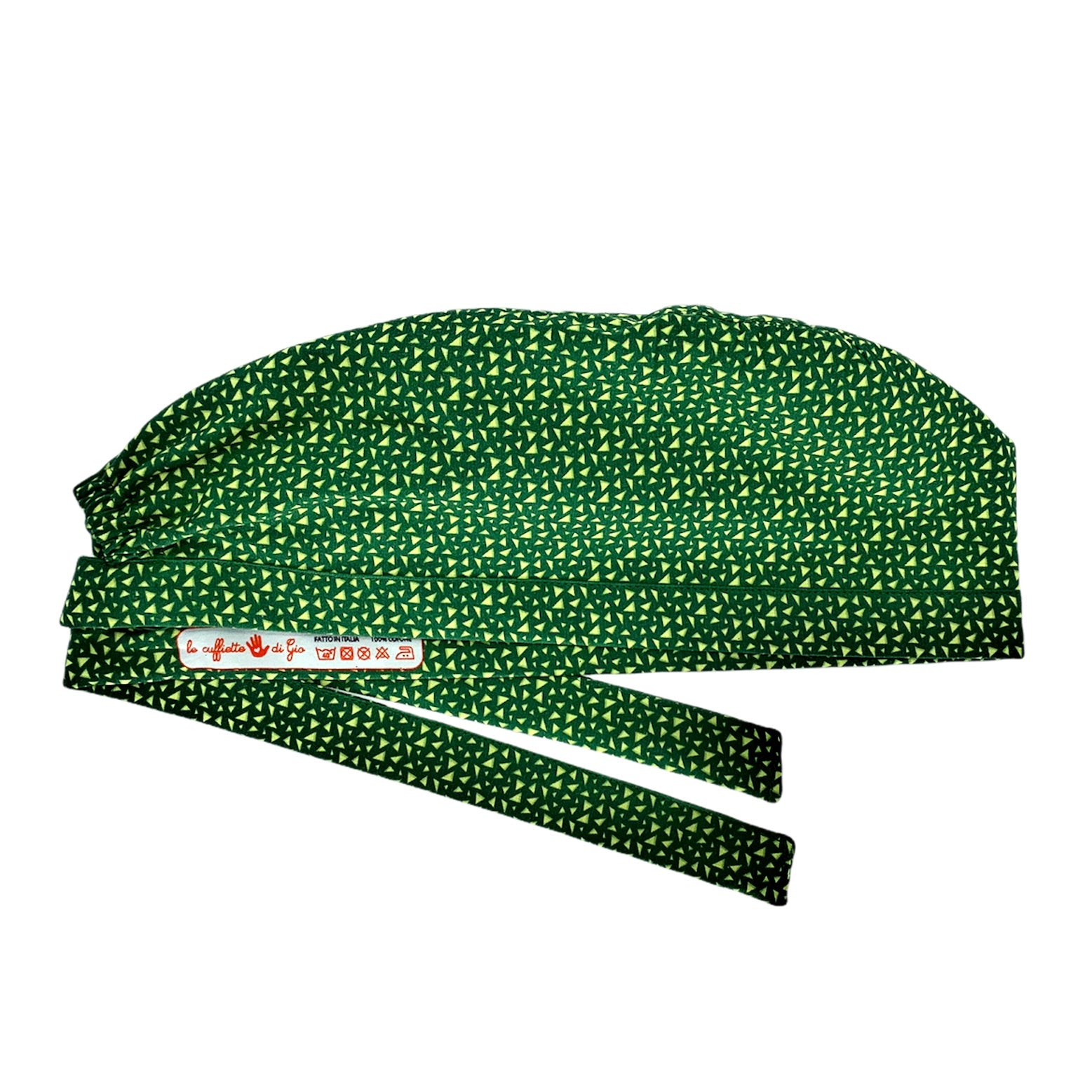 Cuffietta chirurgica verde con piccolissimi triangoli gialli che compongono una fantasia geometrica; è uguale alla cuffietta indossata dal Dott. Owen Huntin Grey's Anatomy; somiglia a una fantasia da cravatta
