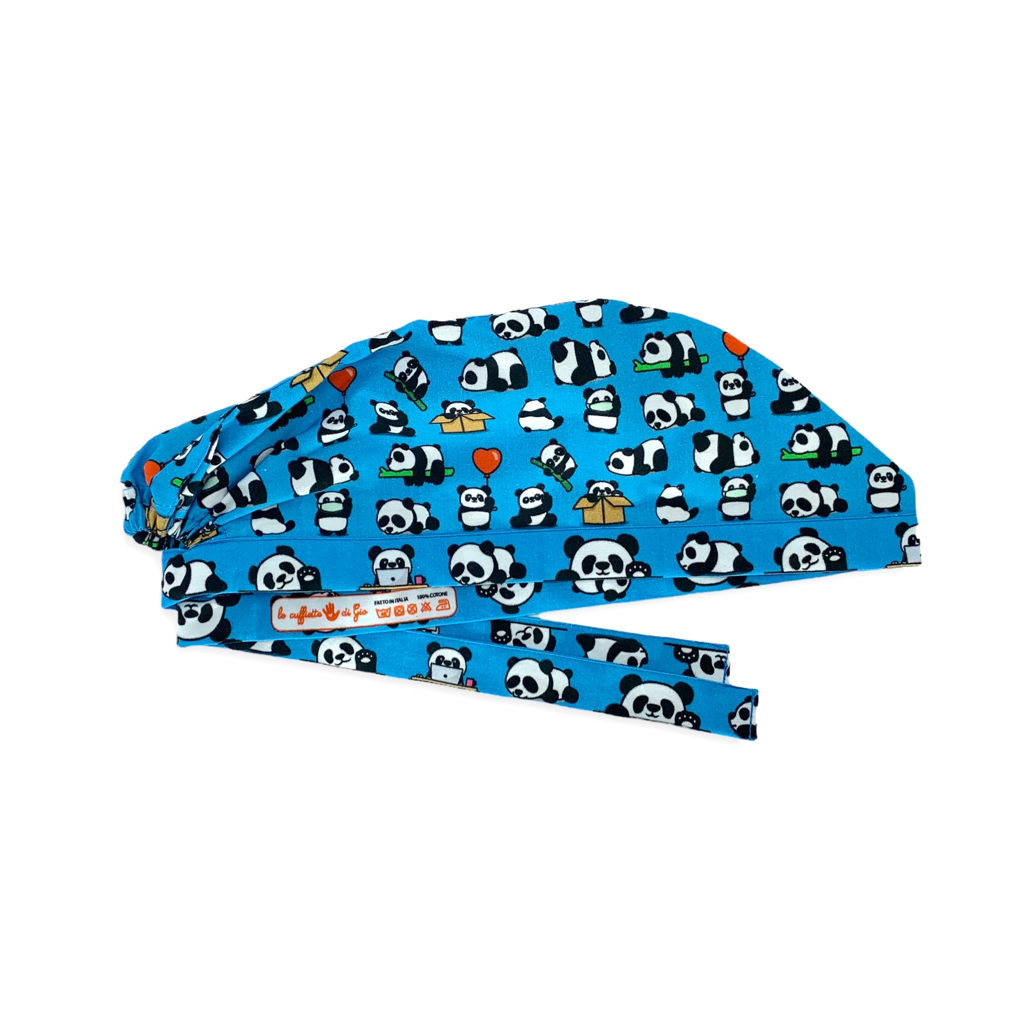 Cuffietta chirurgica con piccoli panda bianchi e neri in pose diverse; sfondo verde chirurgico, qua e là un tocco di rosso con piccoli cuoricini