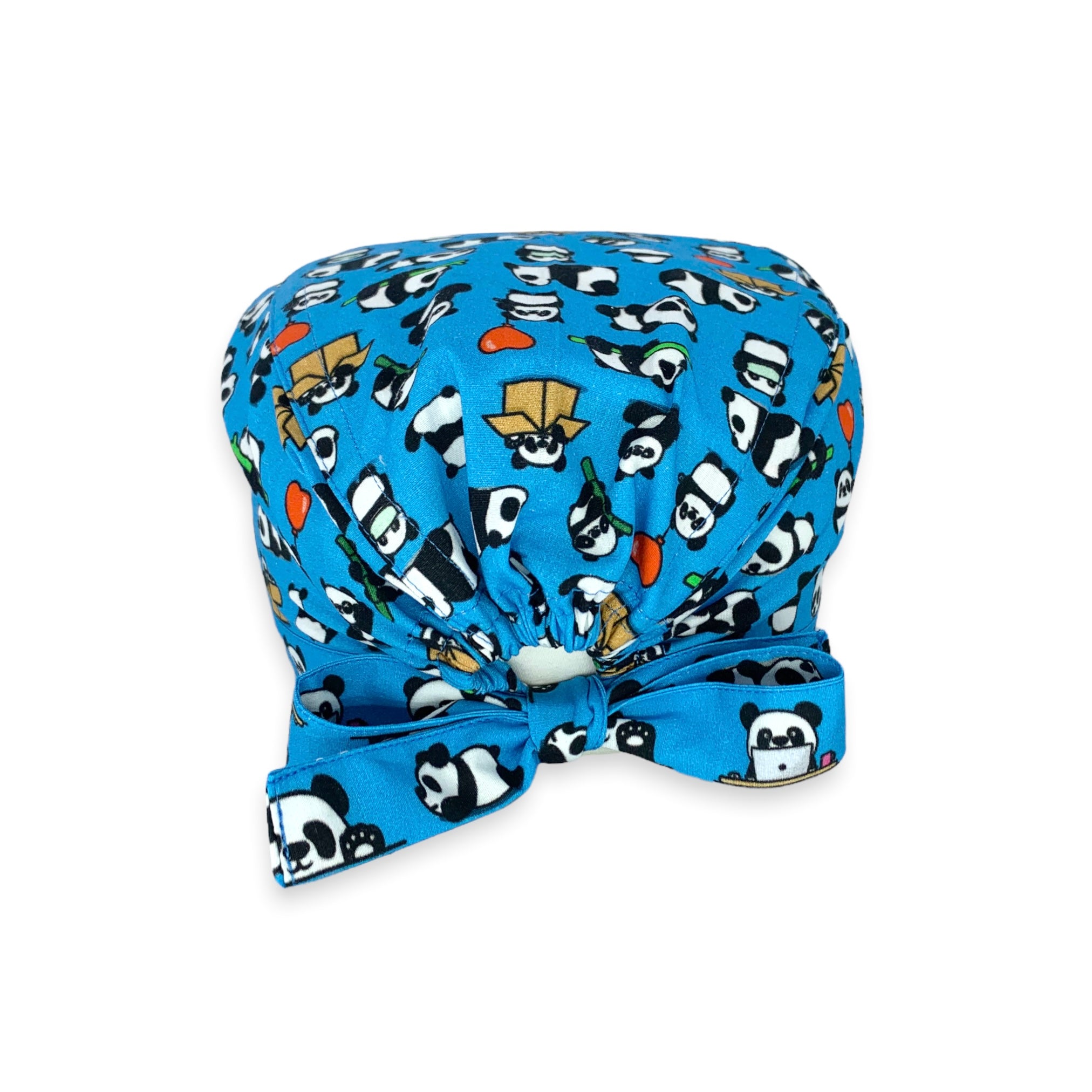 Cuffietta chirurgica con piccoli panda bianchi e neri in pose diverse; sfondo verde chirurgico, qua e là un tocco di rosso con piccoli cuoricini