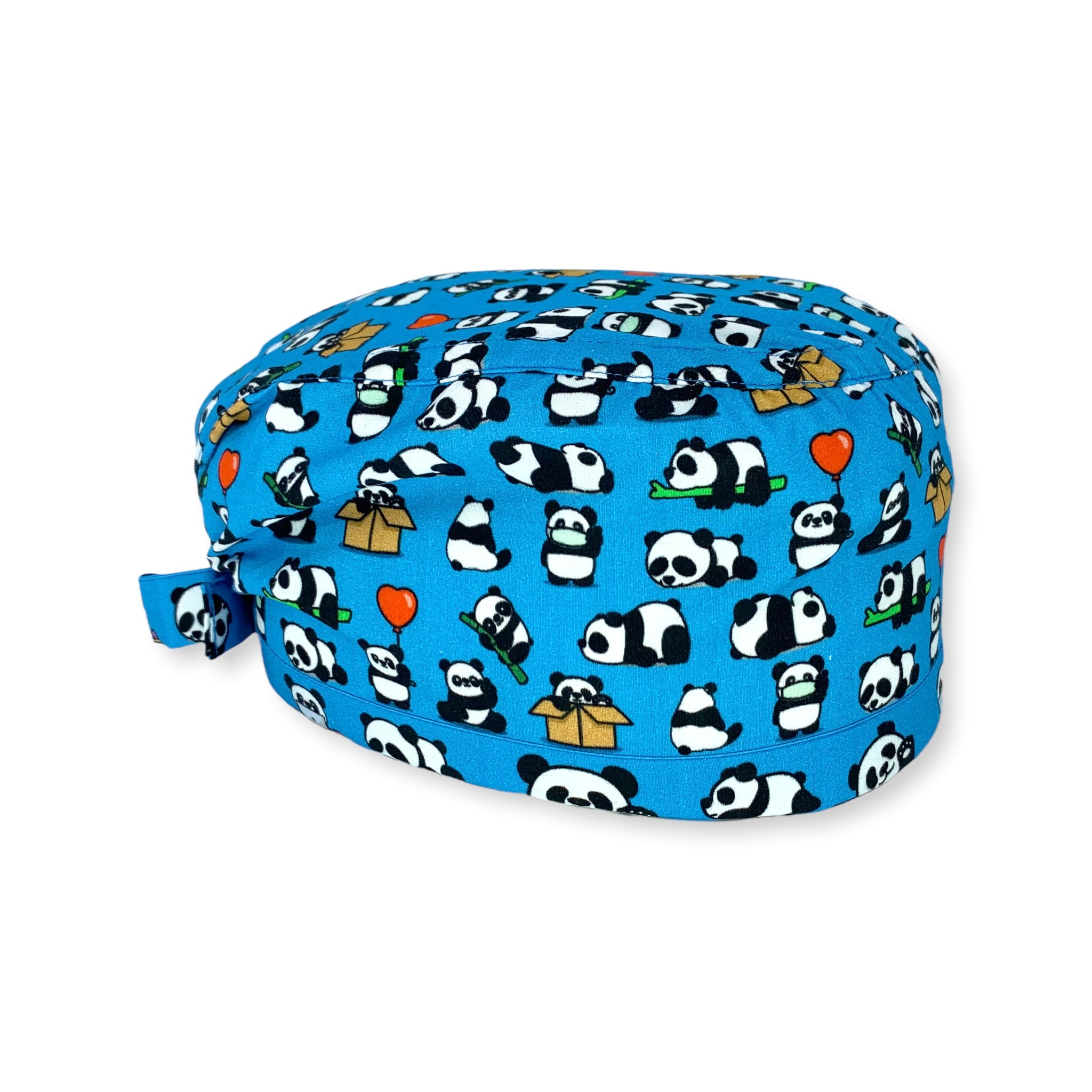 Cuffietta chirurgica con piccoli panda bianchi e neri in pose diverse; sfondo verde chirurgico, qua e là un tocco di rosso con piccoli cuoricini