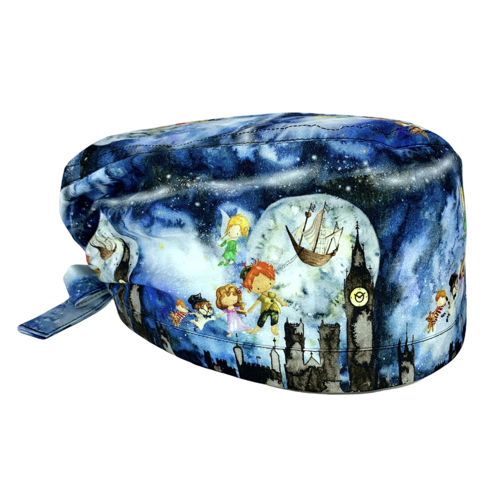 Cuffietta chirurgica che ritrae il volo di Peter Pan con i suoi fratelli per mano, sullo sfondo lo skyline di Londra in una notte di luna piena