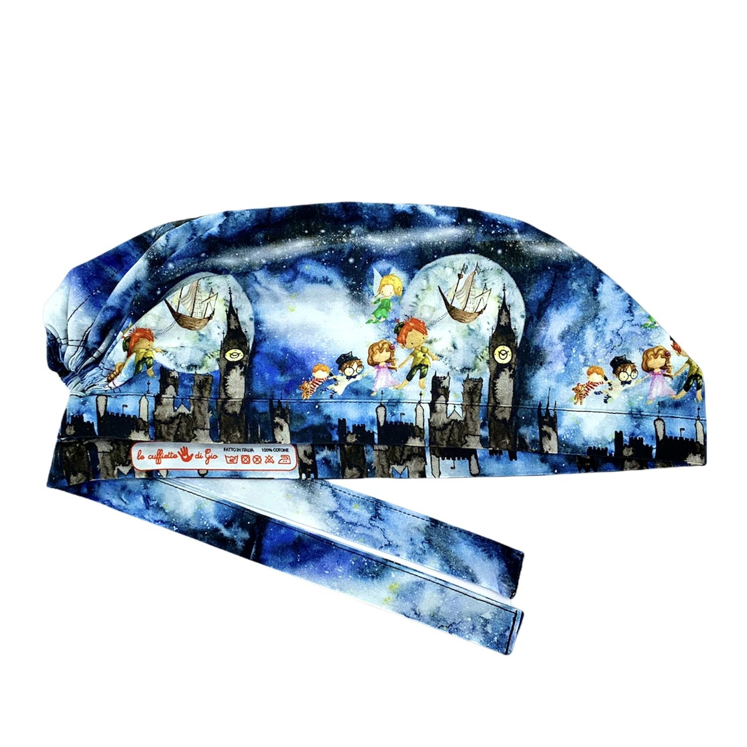 Cuffietta chirurgica che ritrae il volo di Peter Pan con i suoi fratelli per mano, sullo sfondo lo skyline di Londra in una notte di luna piena