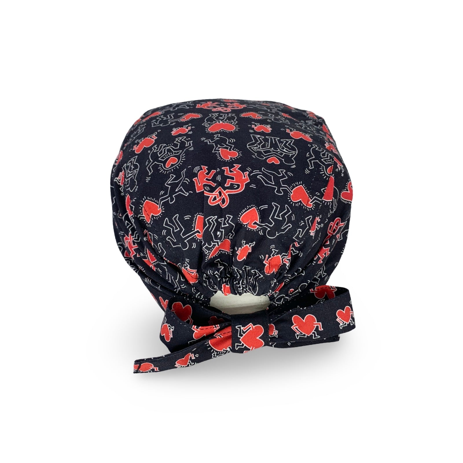 Cuffietta chirurgica con omini stilizzati in stile pop art, sfondo nero con omini bianchi e cuori rossi
