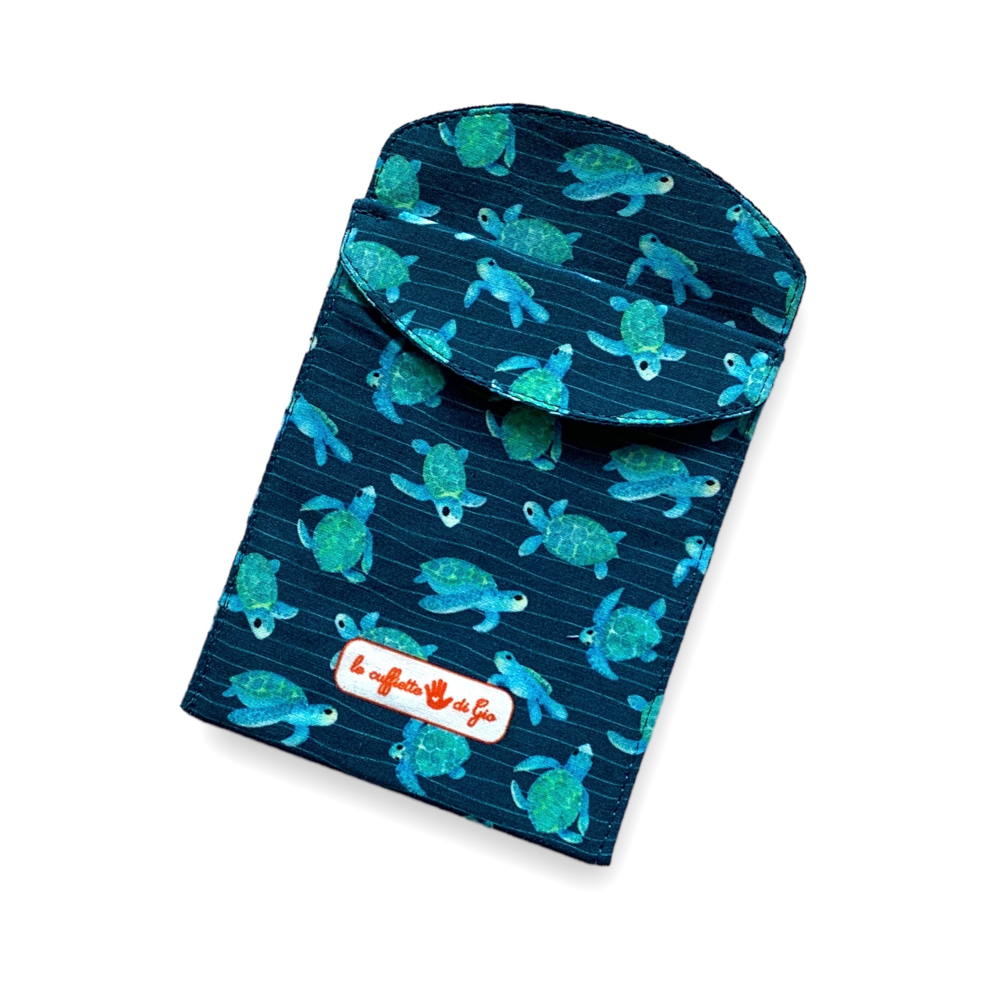 Portapenne da taschino utile per evitare le macchie da penna sul camice e per trasferire velocemente tutto il necessaire da un camice all'altro, con una combinazione di colori che esalta la bellezza di queste tartarughe disegnate ad effetto acquerello e ricorda le profondità del mare in cui vivono queste splendide creature