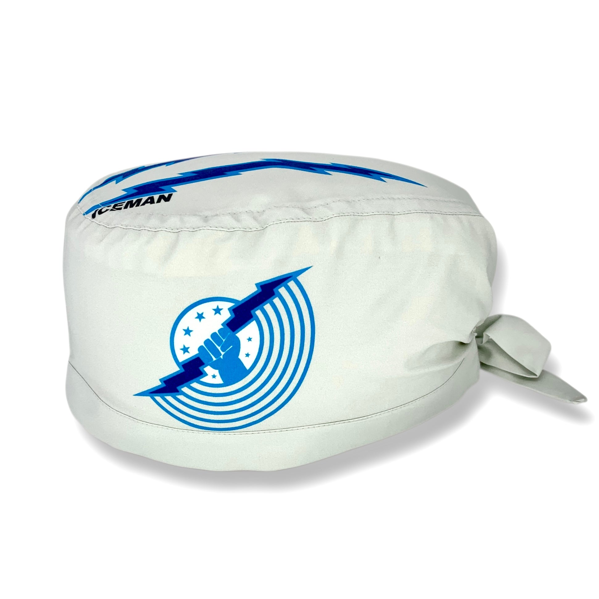 Una cuffietta che riproduce il casco del rivale di Maverick in Top Gun!  La cuffia di colore grigio chiaro evidenza  il marchio "iceman", fatto da una mano che stringe un lampo stilizzato blu scuro. Nella parte alta della nuca ci sono ben 2 lampi che coprono tutta la parte alta della cuffia e riporta la scritta "Iceman"
Vista fronte - laterale