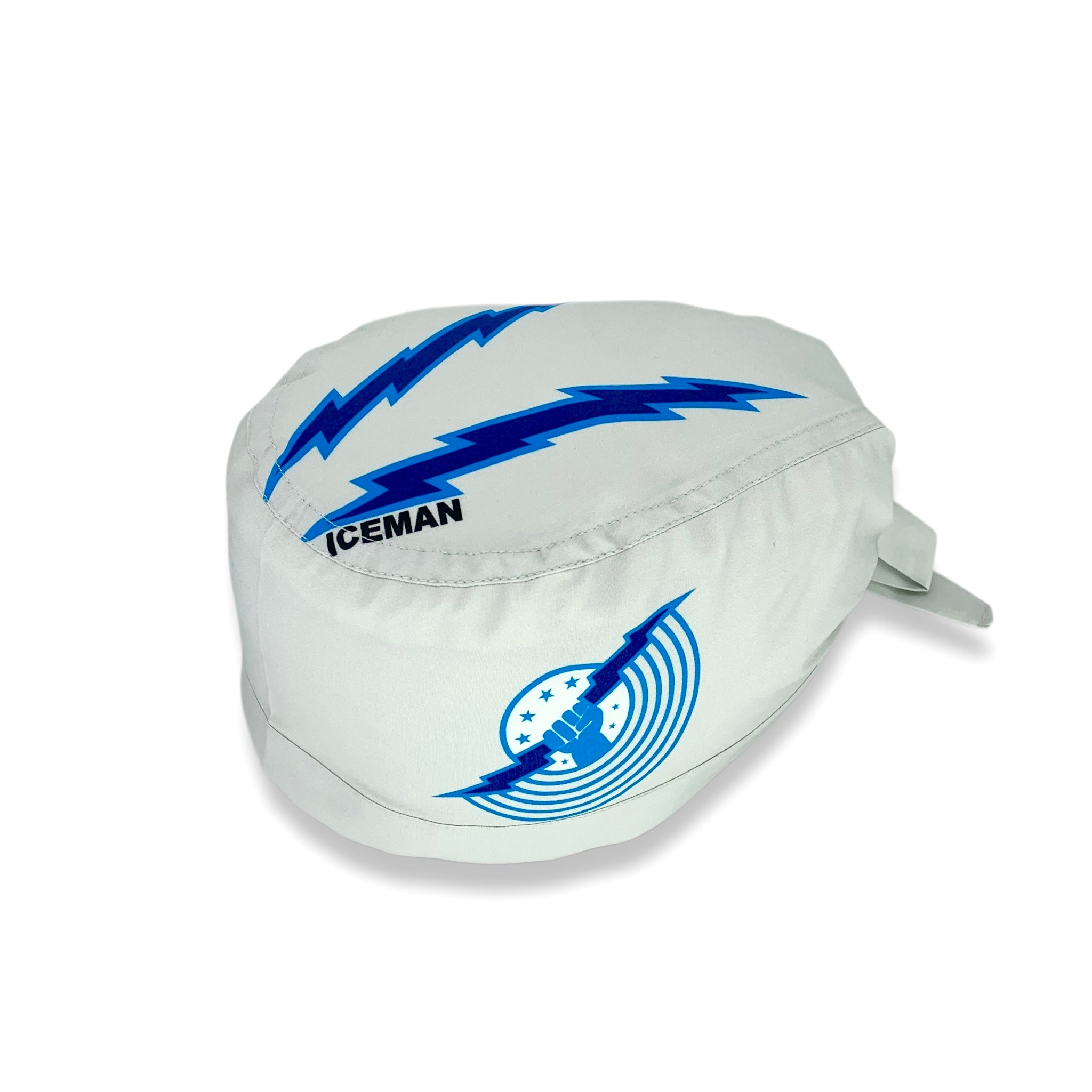 Una cuffietta che riproduce il casco del rivale di Maverick in Top Gun!  La cuffia di colore grigio chiaro evidenza  il marchio "iceman", fatto da una mano che stringe un lampo stilizzato blu scuro. Nella parte alta della nuca ci sono ben 2 lampi che coprono tutta la parte alta della cuffia e riporta la scritta "Iceman"
Vista parte alta della nuca.