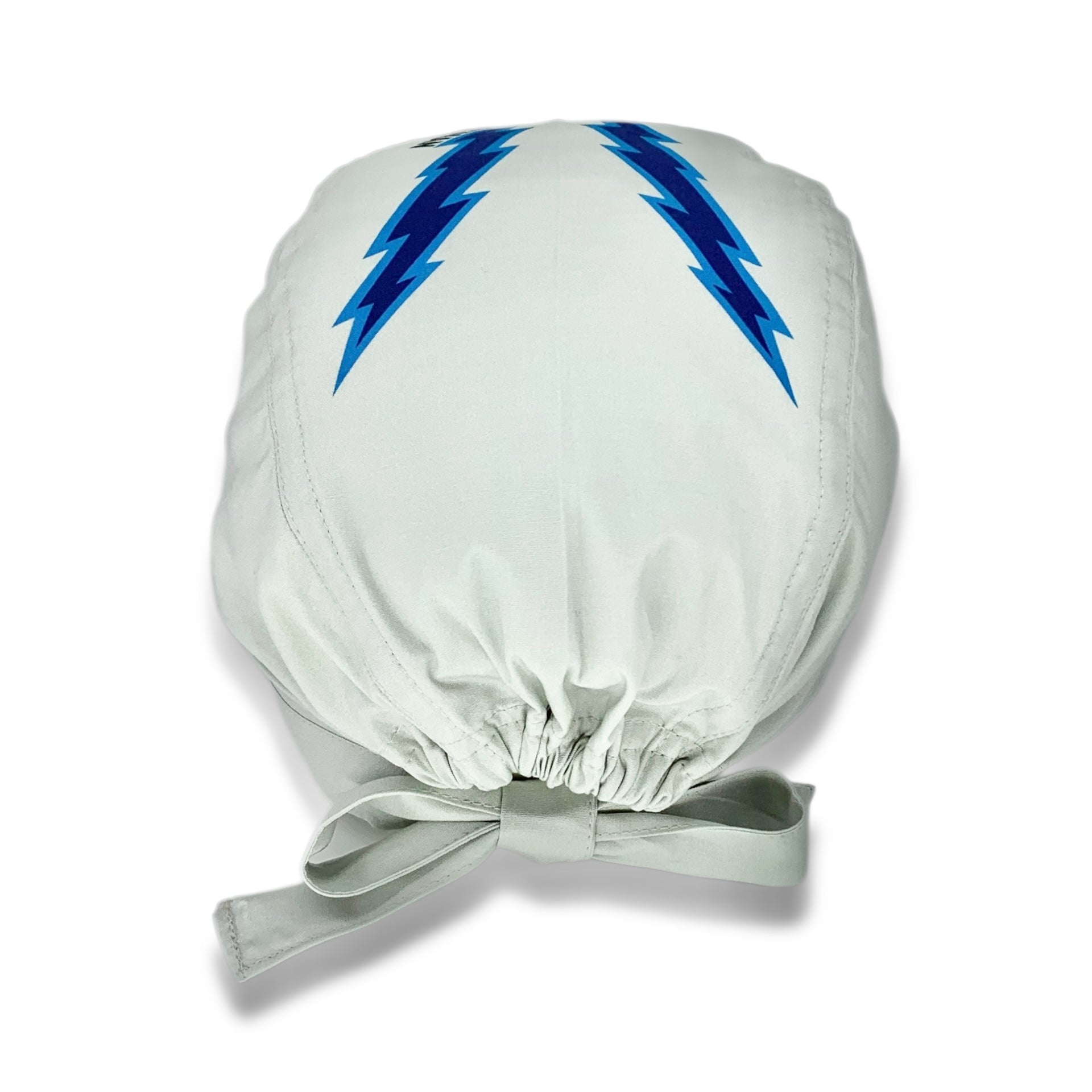 Una cuffietta che riproduce il casco del rivale di Maverick in Top Gun! La cuffia di colore grigio chiaro evidenza il marchio "iceman", fatto da una mano che stringe un lampo stilizzato blu scuro. Nella parte alta della nuca ci sono ben 2 lampi che coprono tutta la parte alta della cuffia e riporta la scritta "Iceman"
Vista posteriore