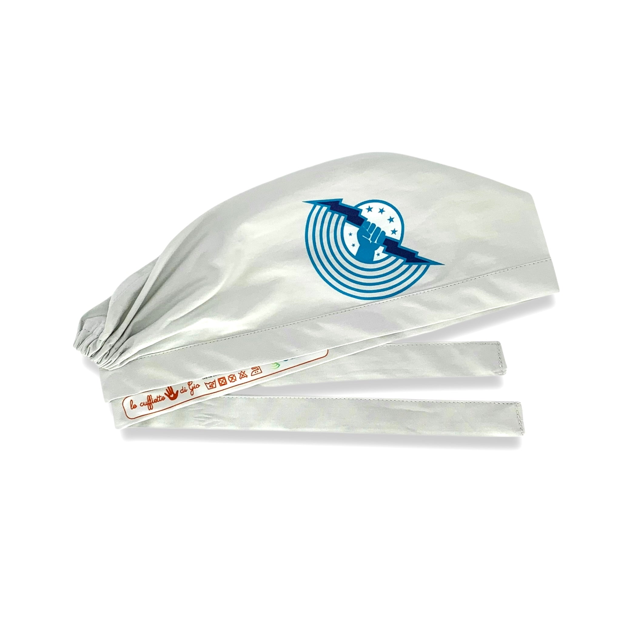 Una cuffietta che riproduce il casco del rivale di Maverick in Top Gun!
La cuffia di colore grigio chiaro evidenza il marchio "iceman", fatto da una mano che stringe un lampo stilizzato blu scuro. Nella parte alta della nuca ci sono ben 2 lampi che coprono tutta la parte alta della cuffia e riporta la scritta "Iceman"
Vista laterale.