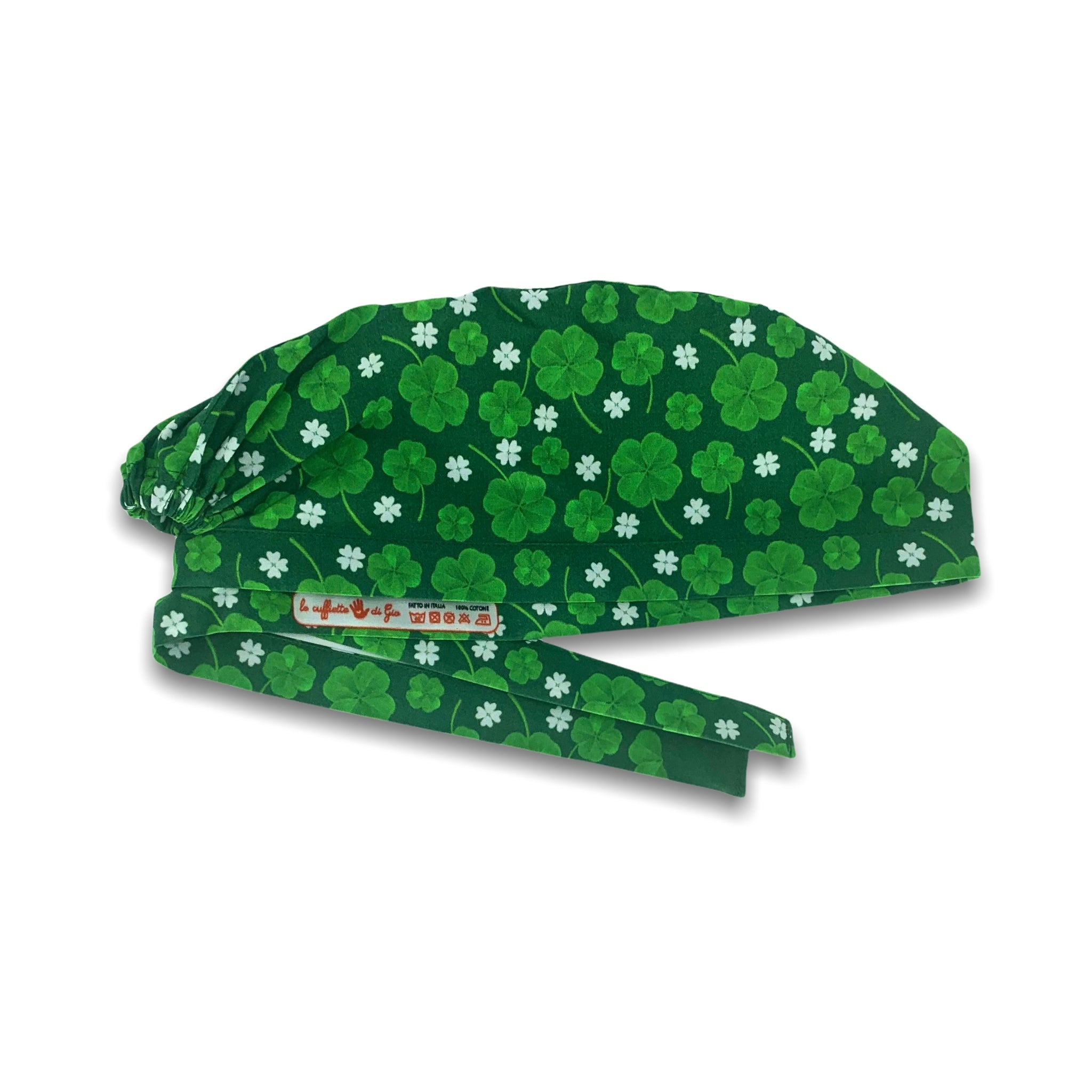 Un fantastico verde intenso per una cuffietta portafortuna con mille quadrifogli di varie dimensioni, alcuni bianchi per dare luminosità al disegno! Perfetta per un regalo di buon augurio.