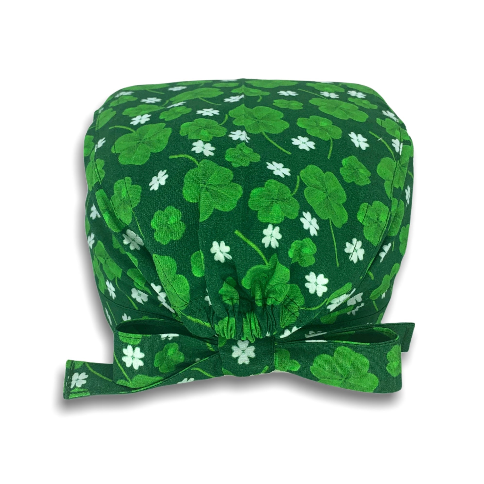 Un fantastico verde intenso per una cuffietta portafortuna con mille quadrifogli di varie dimensioni, alcuni bianchi per dare luminosità al disegno! Perfetta per un regalo di buon augurio.