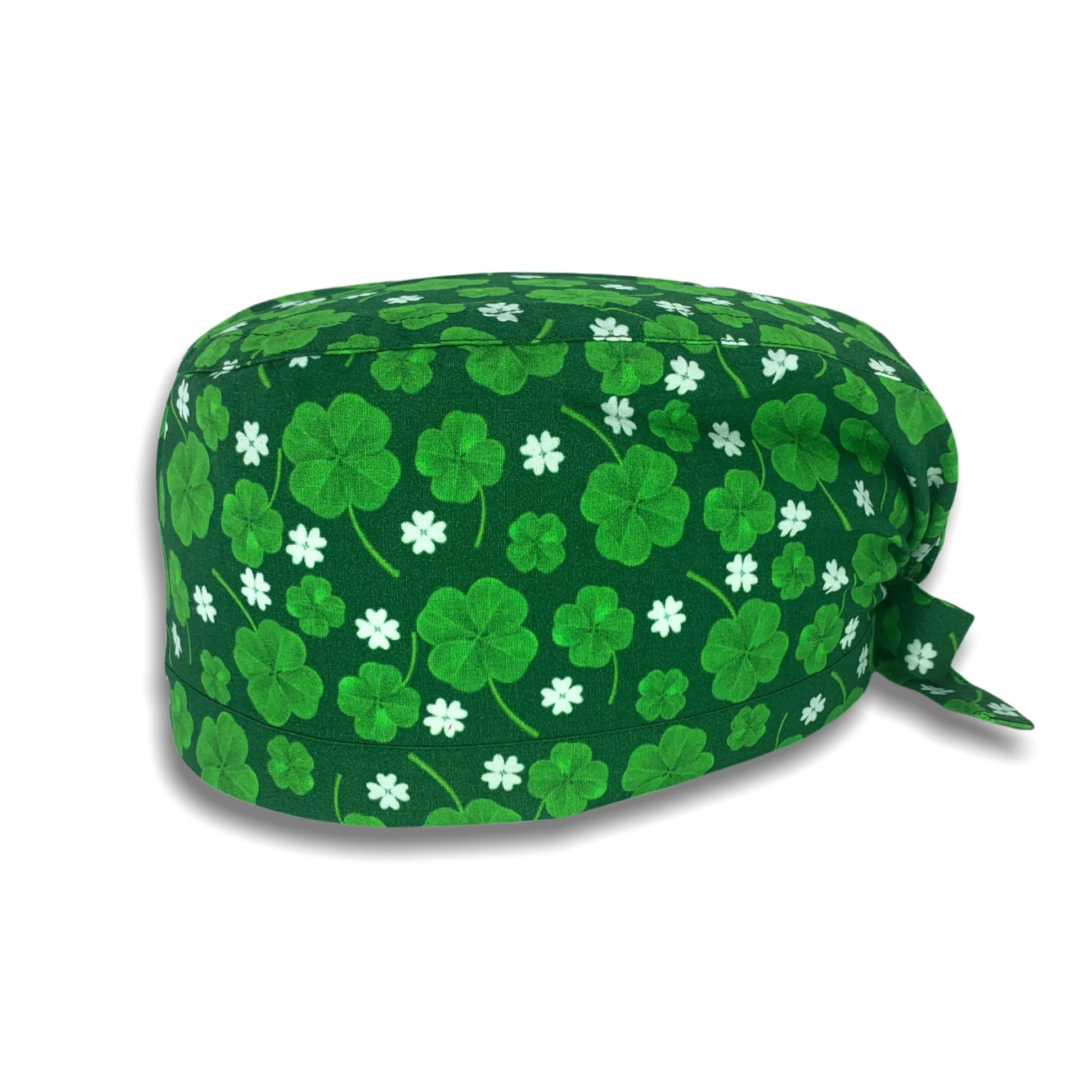 Un fantastico verde intenso per una cuffietta portafortuna con mille quadrifogli di varie dimensioni, alcuni bianchi per dare luminosità al disegno! Perfetta per un regalo di buon augurio.