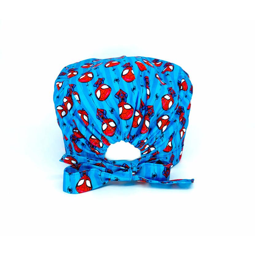 Cuffietta chirurgica con personaggio rosso appeso a testa in giù a ragnatele, con piccoli ragni neri, sfondo azzurro a righe chiare e scure