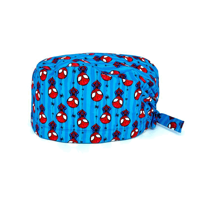 Cuffietta chirurgica con personaggio rosso appeso a testa in giù a ragnatele, con piccoli ragni neri e ragnatele, sfondo blu o azzurro