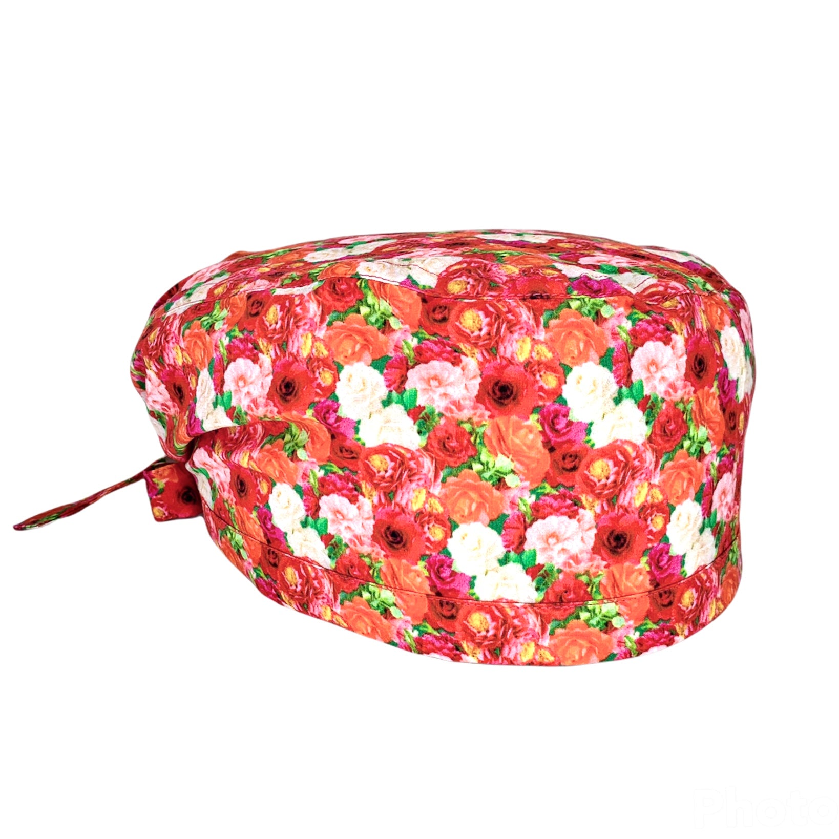 Cuffietta chirurgica con un tappeto di rose bianche rosa e arancione, fucsia, colori caldi, raffinato ed energizzante