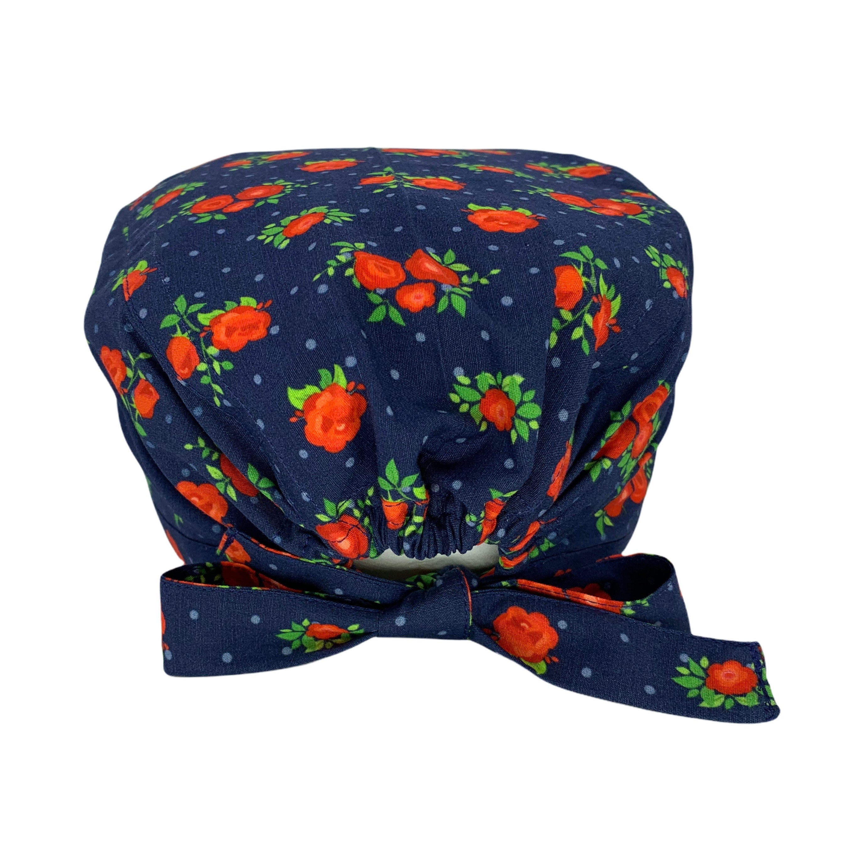 Cuffietta chirurgica sfondo blu e piccoli pois tono su tono con piccoli mazzolini di rose rosse o piccoli boccioli di rosa