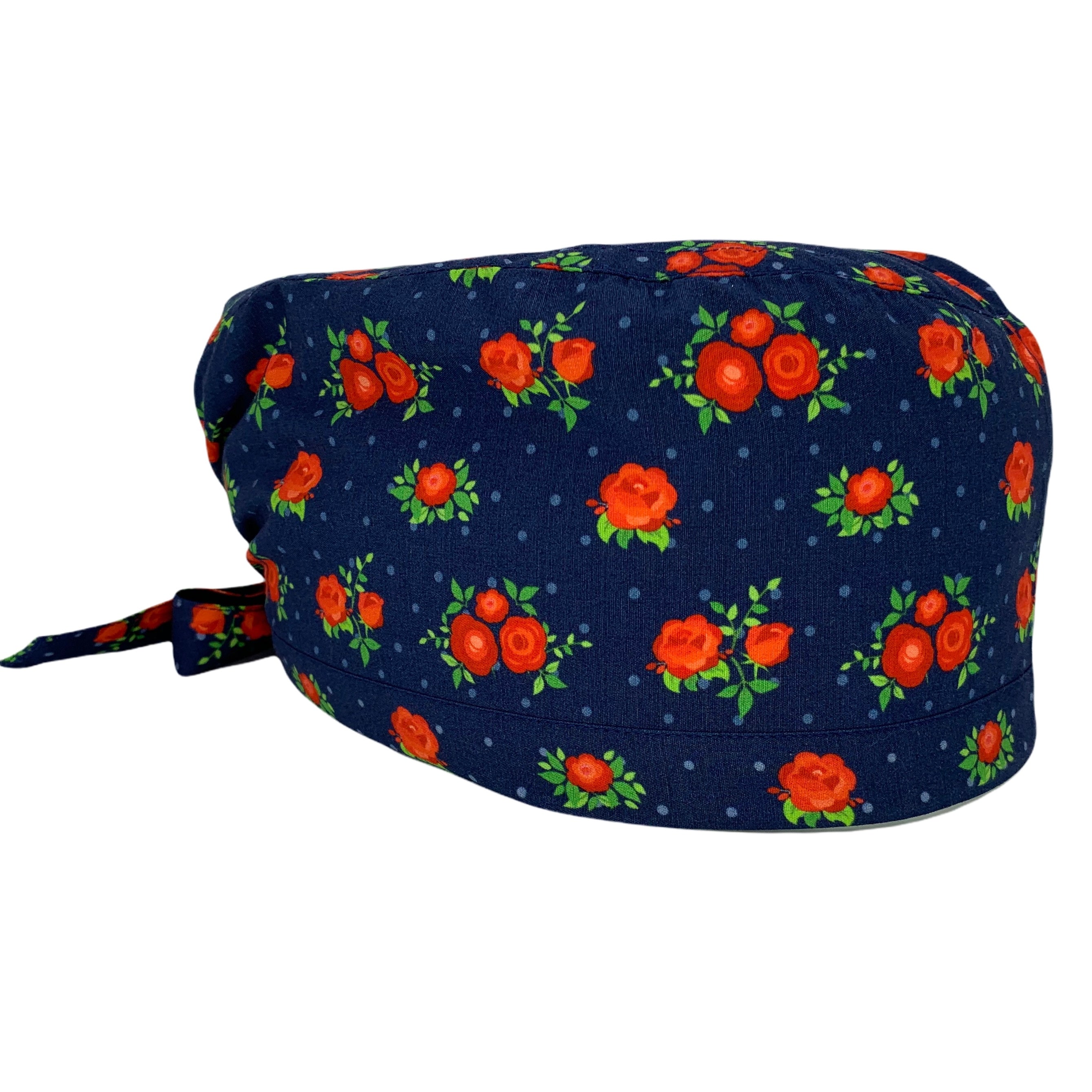 Cuffietta chirurgica sfondo blu e piccoli pois tono su tono con piccoli mazzolini di rose rosse o piccoli boccioli di rosa