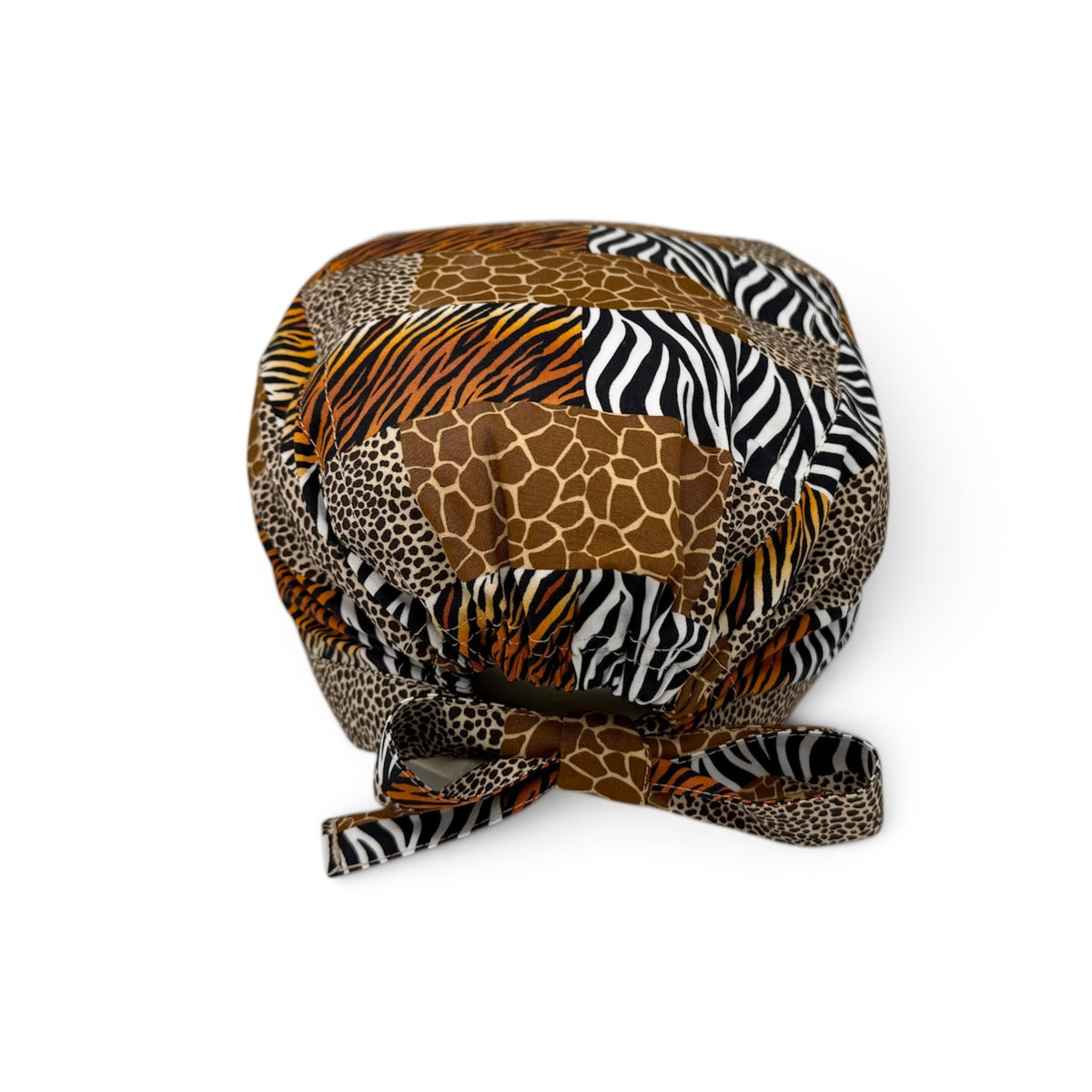 La fantasia Safari unisce giraffa, zebra, tigre e ghepardo in un mix deciso di beige, marrone, nero e arancio.
Una cuffietta chirurgica colorata e grintosa, perfetta per chi ama distinguersi anche al lavoro, senza rinunciare alla praticità e al comfort delle nostre cuffiette.