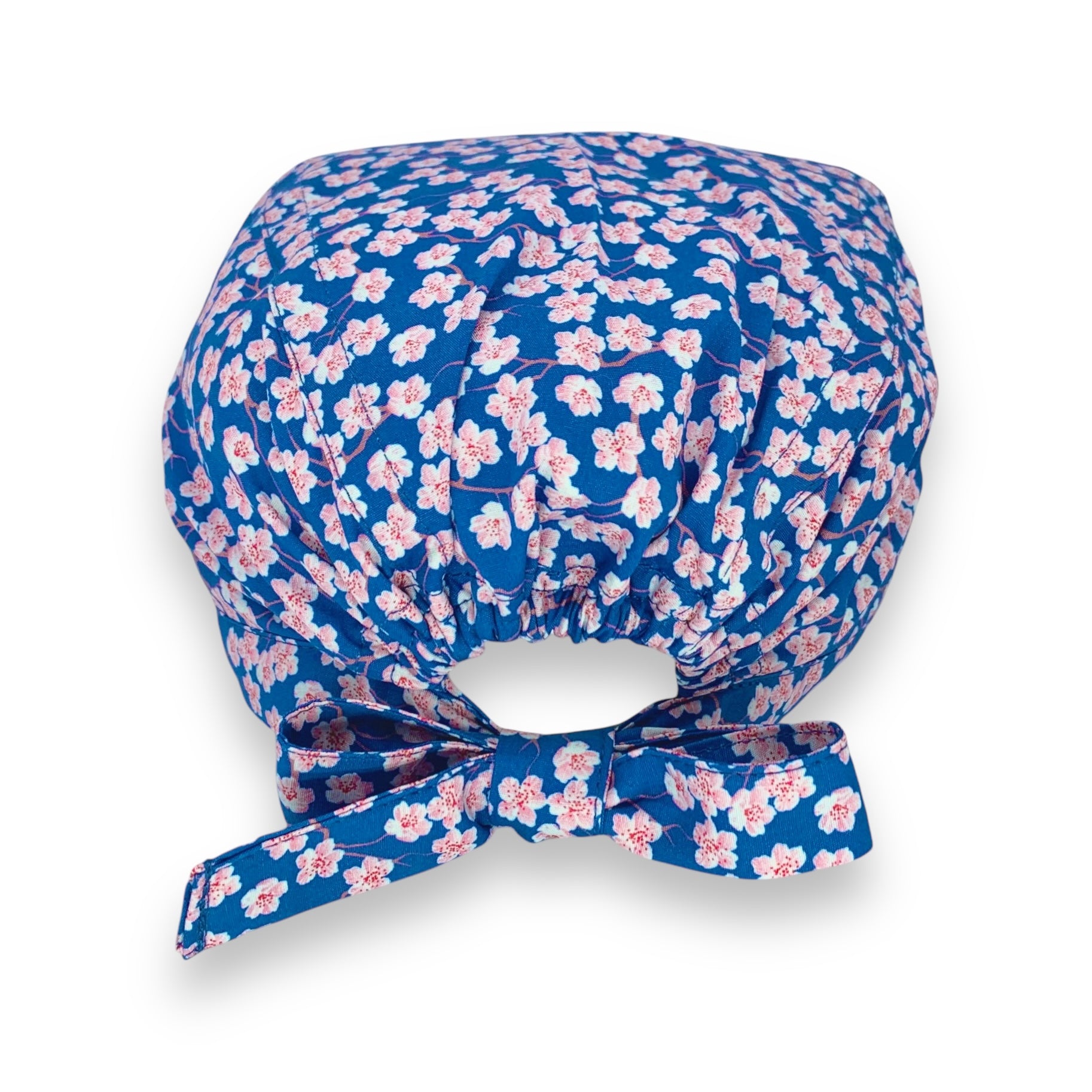 Piccoli fiori di ciliegio rosa su base blu medio