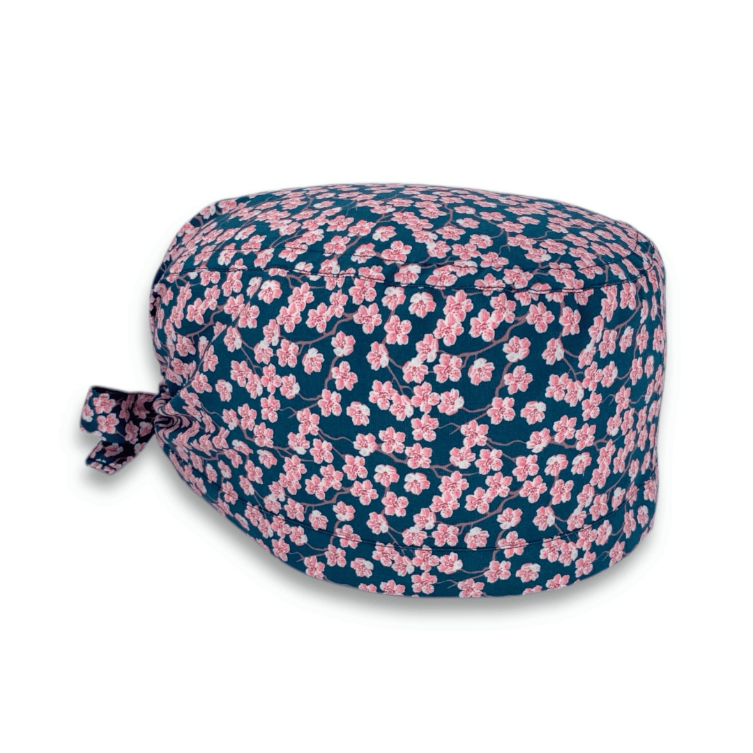 Piccoli fiori di ciliegio rosa su base blu medio, blu scuro, bordeaux oppure azzurro